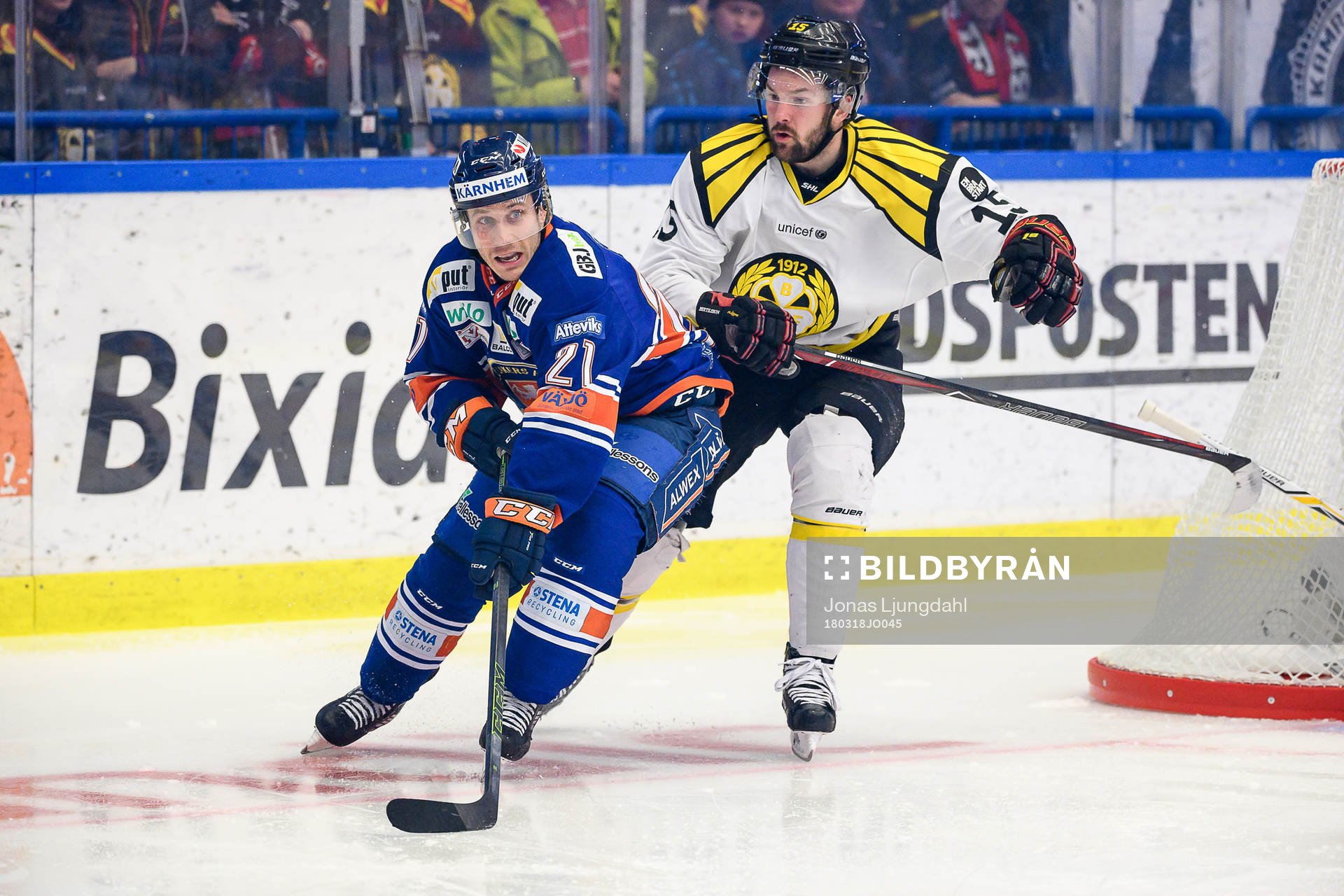 Växjös Andy Miele jagas av Brynäs Simon Bertilsson