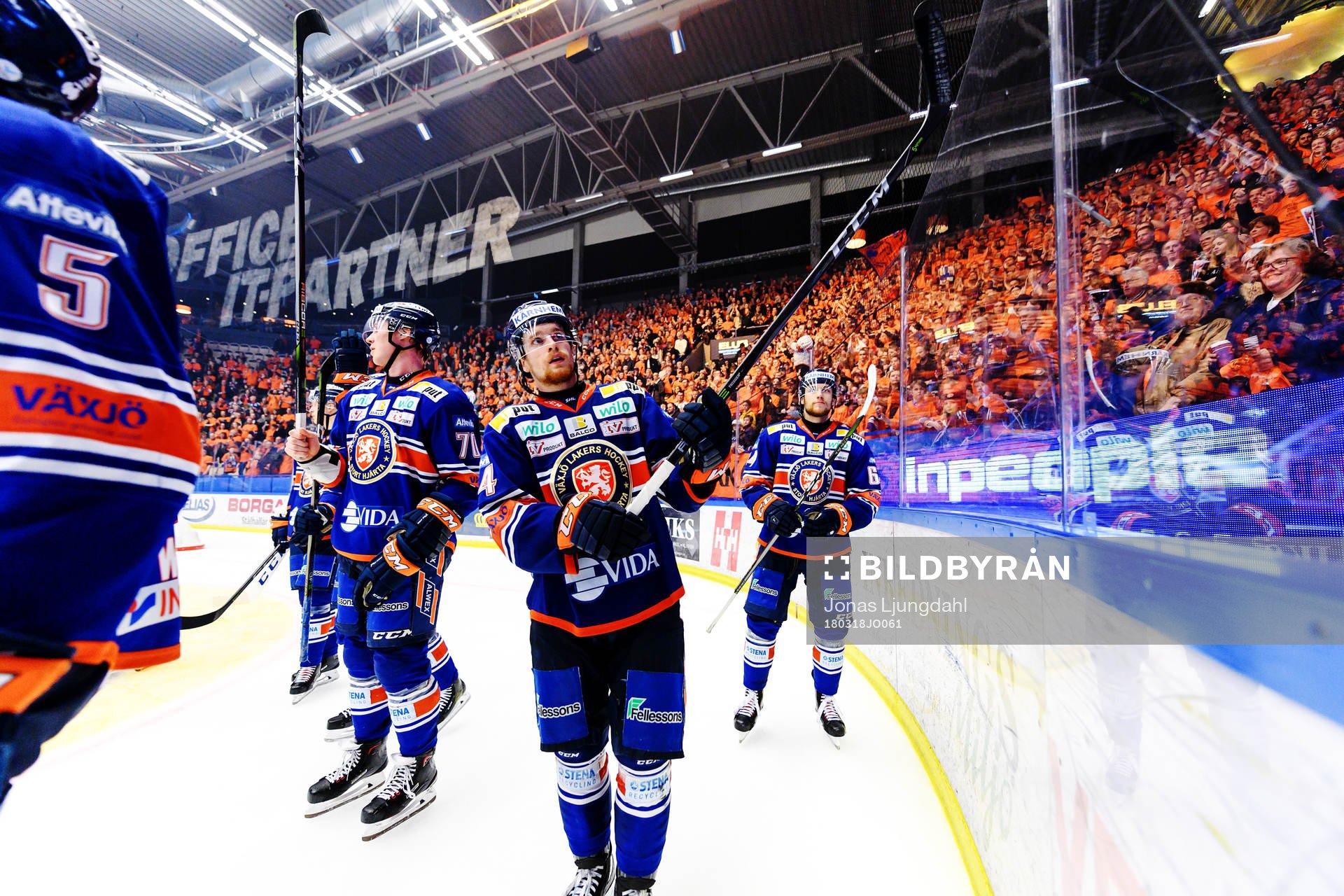 Växjös spelare tackar publiken