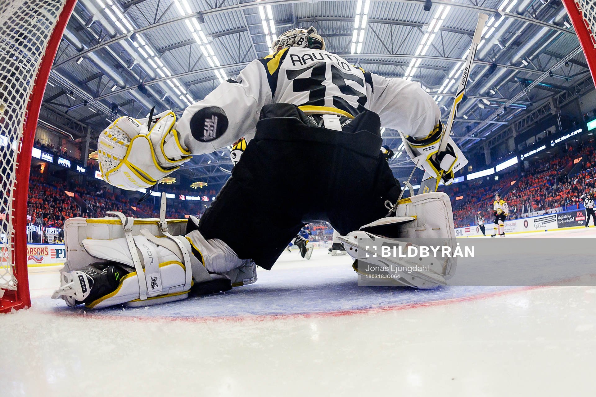 Växjös Oliver Bohm (ej i bild) skjuter pucken i mål till
