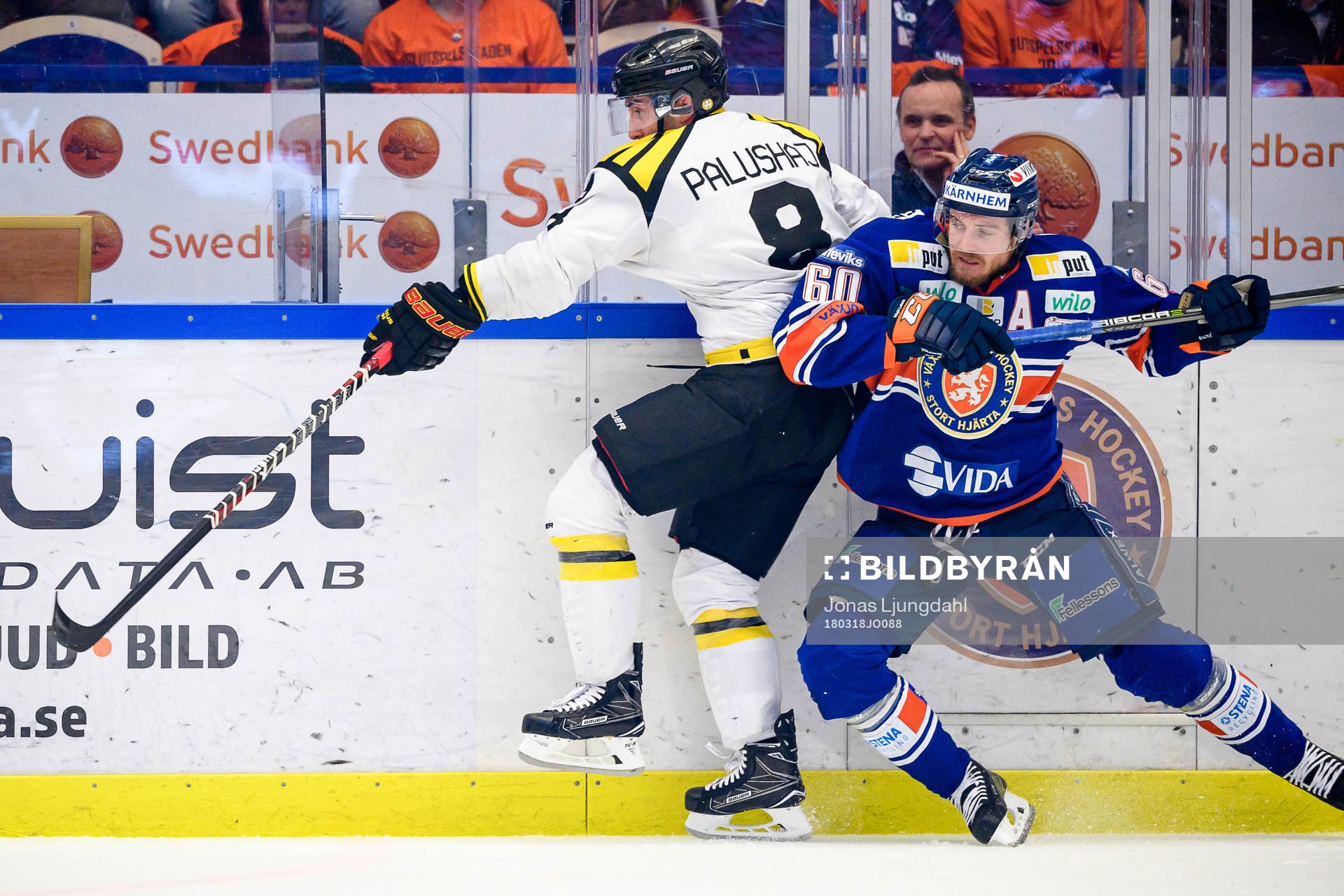 Växjös Erik Josefsson tacklar Brynäs Aaron Palushaj