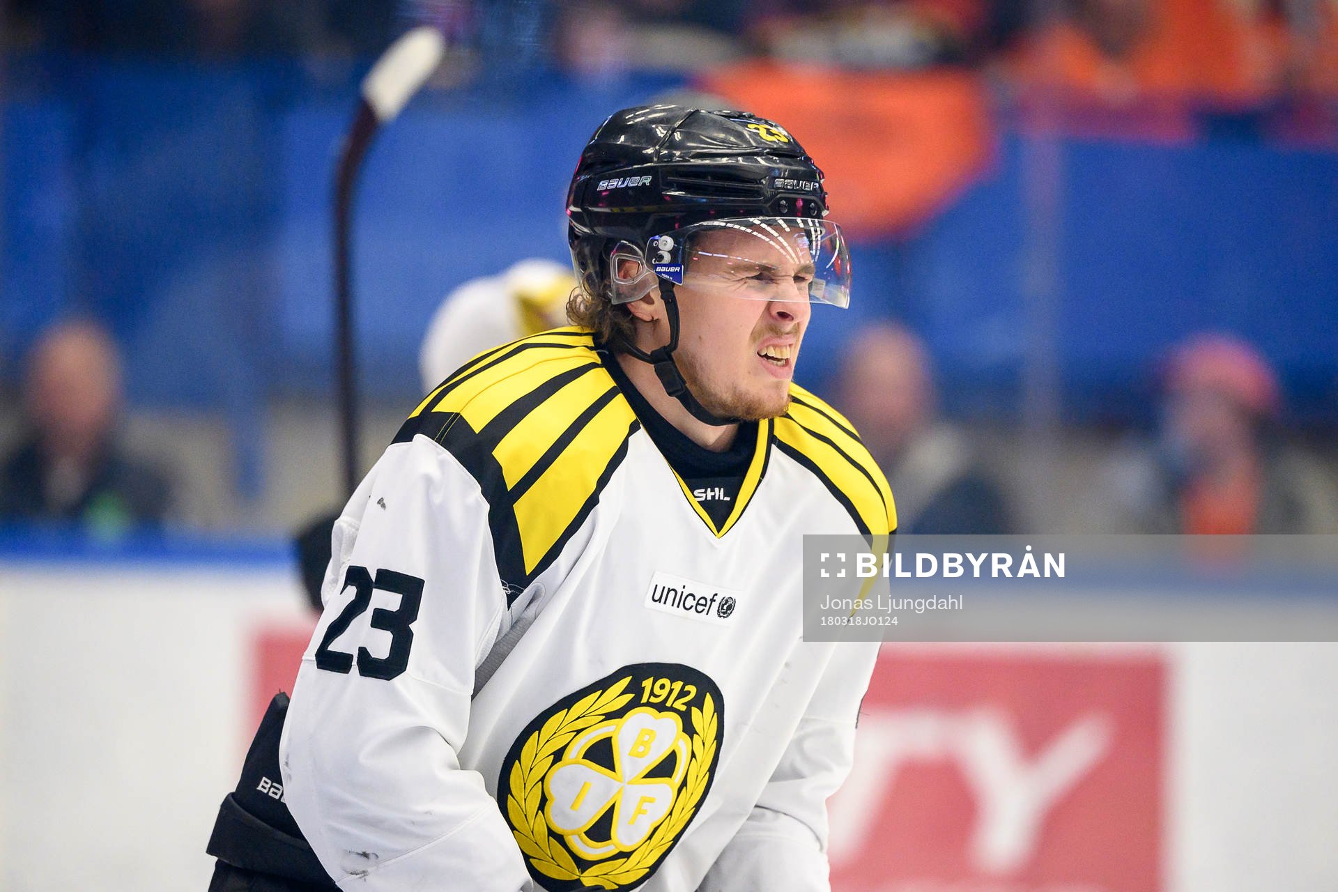 Brynäs Lucas Carlsson grinar illa