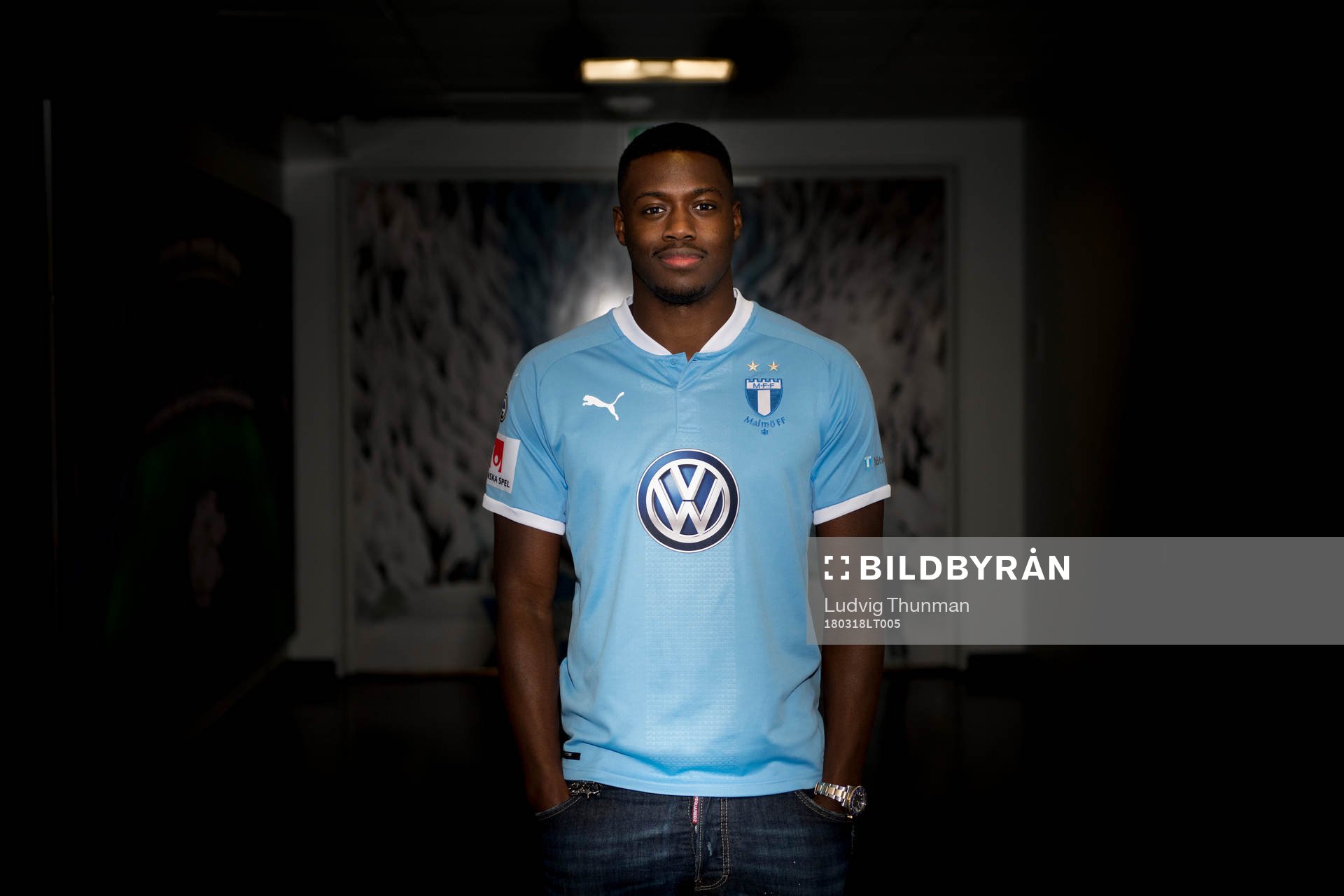 Isak Ssewankambo poserar för ett porträtt under en fotografering med Malmö FF den 18 mars 2018 i Malmö.