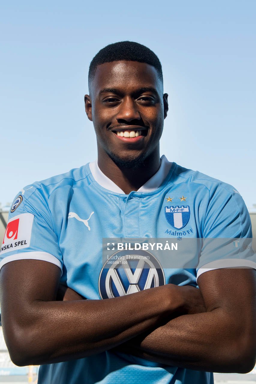 under en fotografering med Isak Ssewankambo