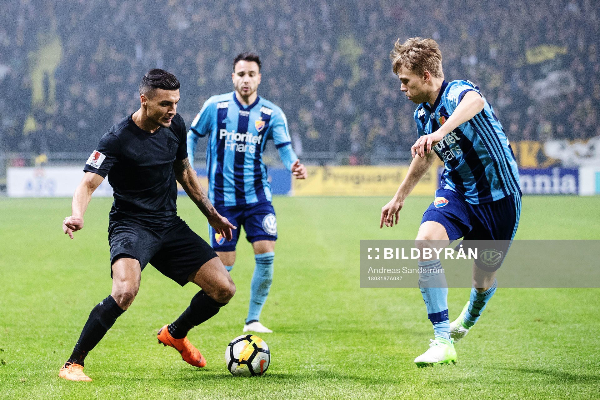 s Ahmed Yasin driver bollen mot Djurgårdens Jonathan