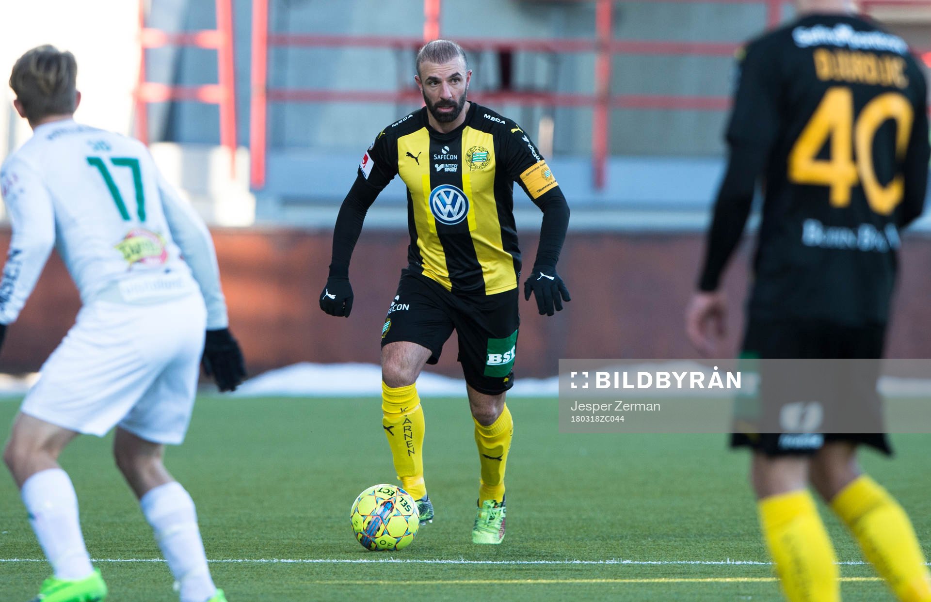 Hammarbys Kennedy Bakircioglu med bollen