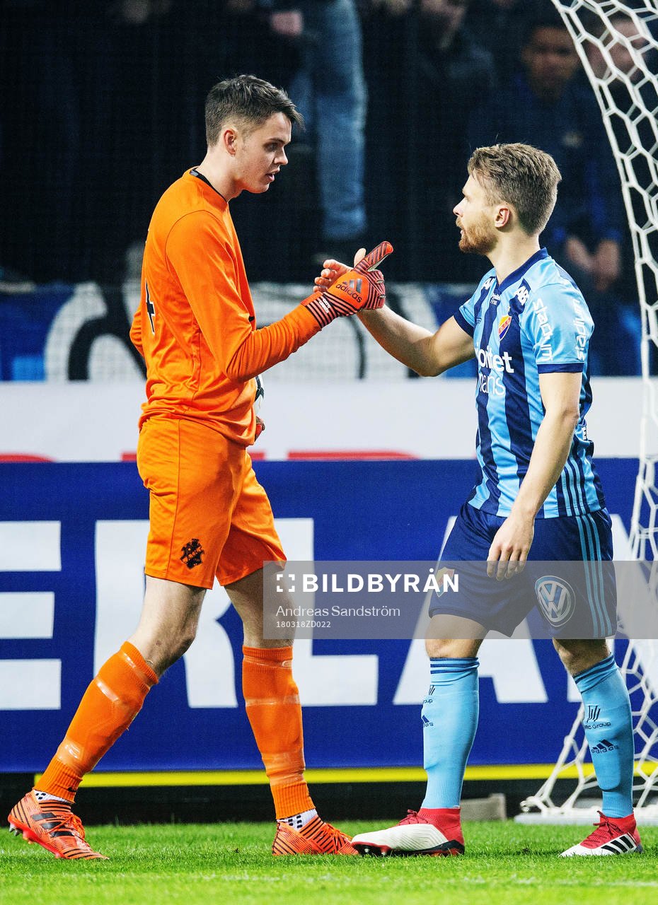 s målvakt Oscar Linnér i en diskussion med Djurgårdens
