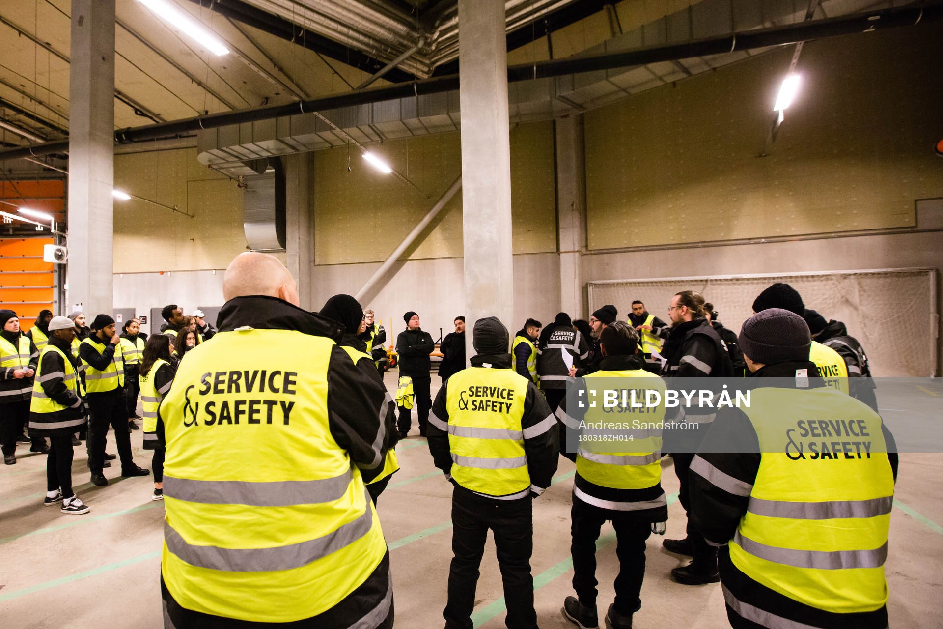Matchvärdar och säkerhetspersonal får information