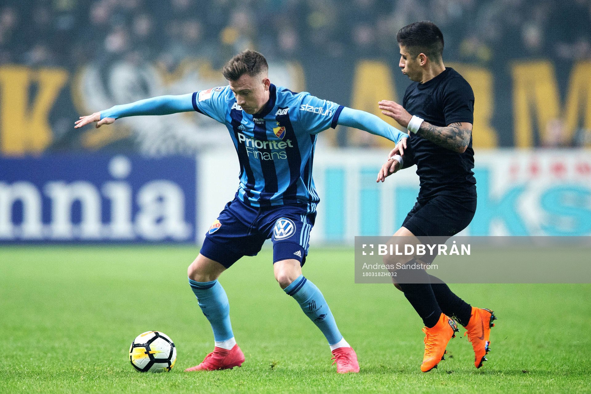 Djurgårdens Fredrik Ulvestad i kamp om bollen med AIK:s Nicolas Marcelo Stefanelli under semifinalen i Svenska Cupen mellan AIK och Djurgården den 18 Mars 2018 i Stockholm.