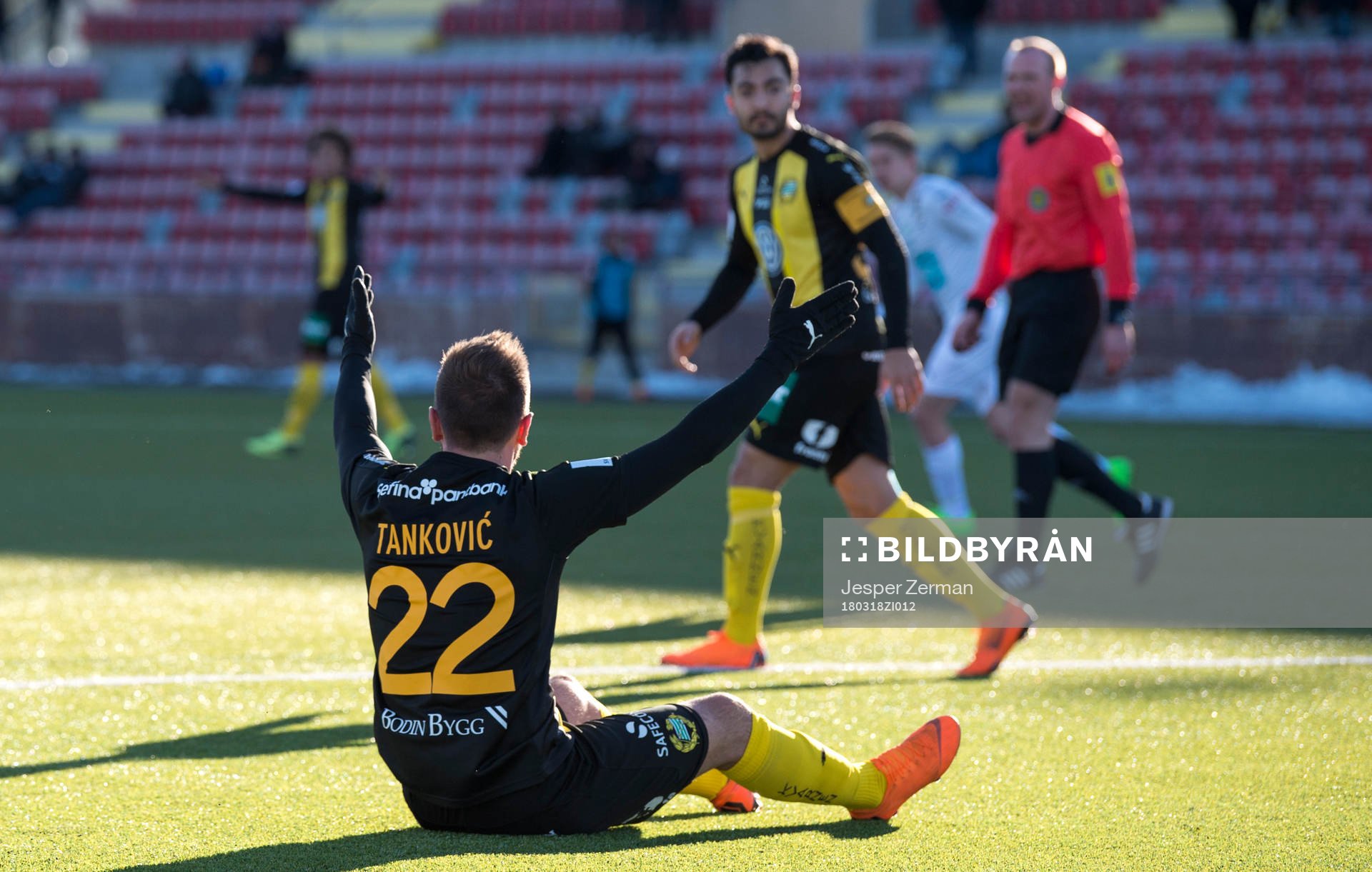 Hammarbys Muamer Tankovic vädjar mot domaren