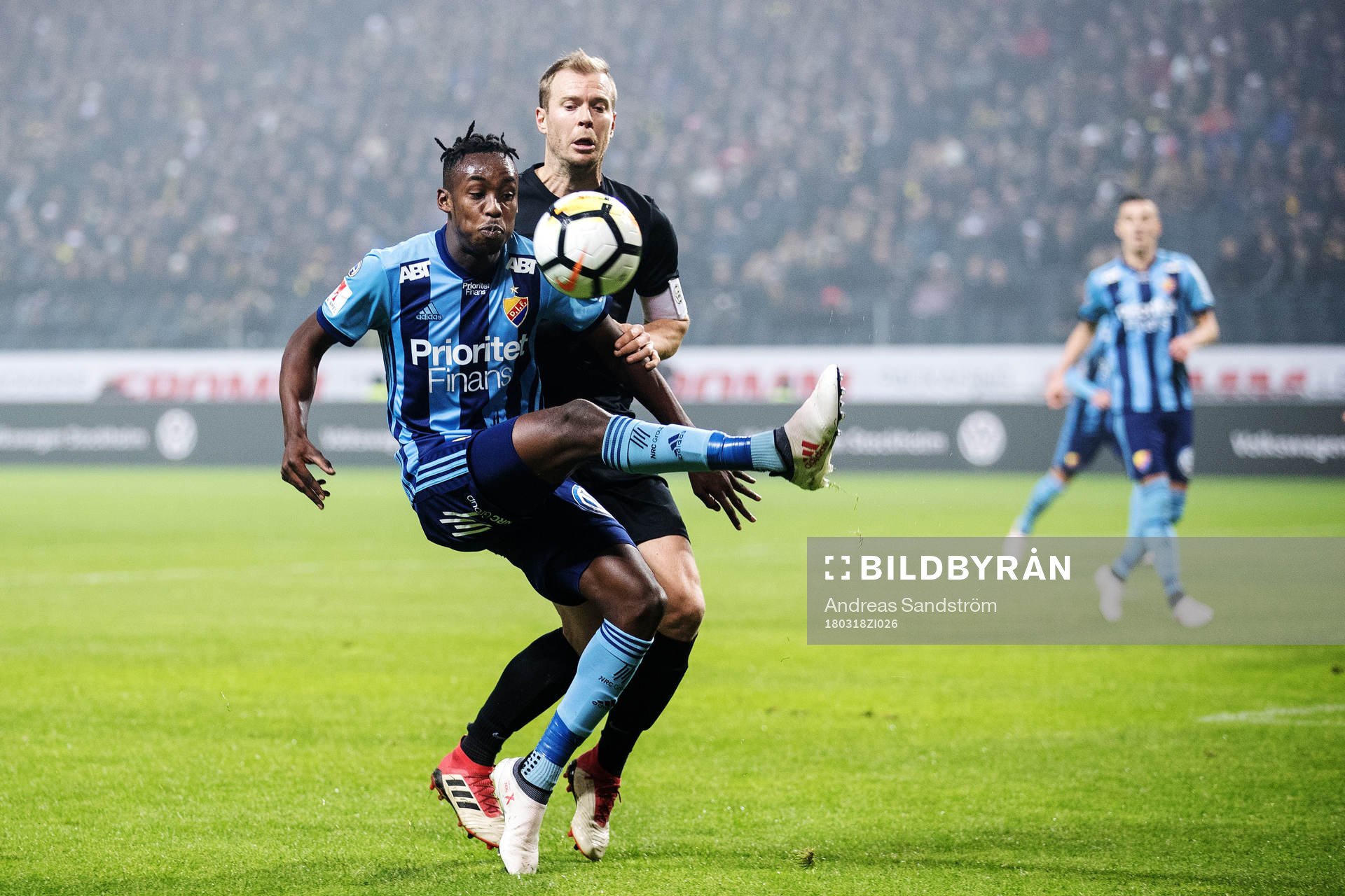 Djurgårdens Philana Tinotenda Kadewere i kamp om bollen