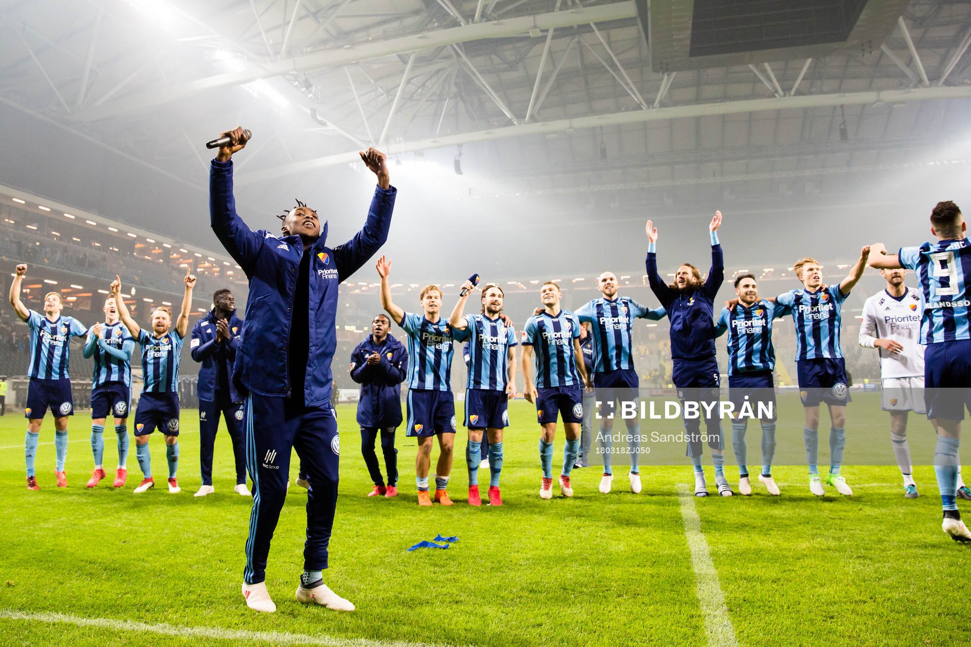 Djurgårdens Philana Tinotenda Kadewere sjunger en afrikansk sång med klacken efter segern i semifinalen i Svenska Cupen mellan AIK och Djurgården den 18 Mars 2018 i Stockholm.