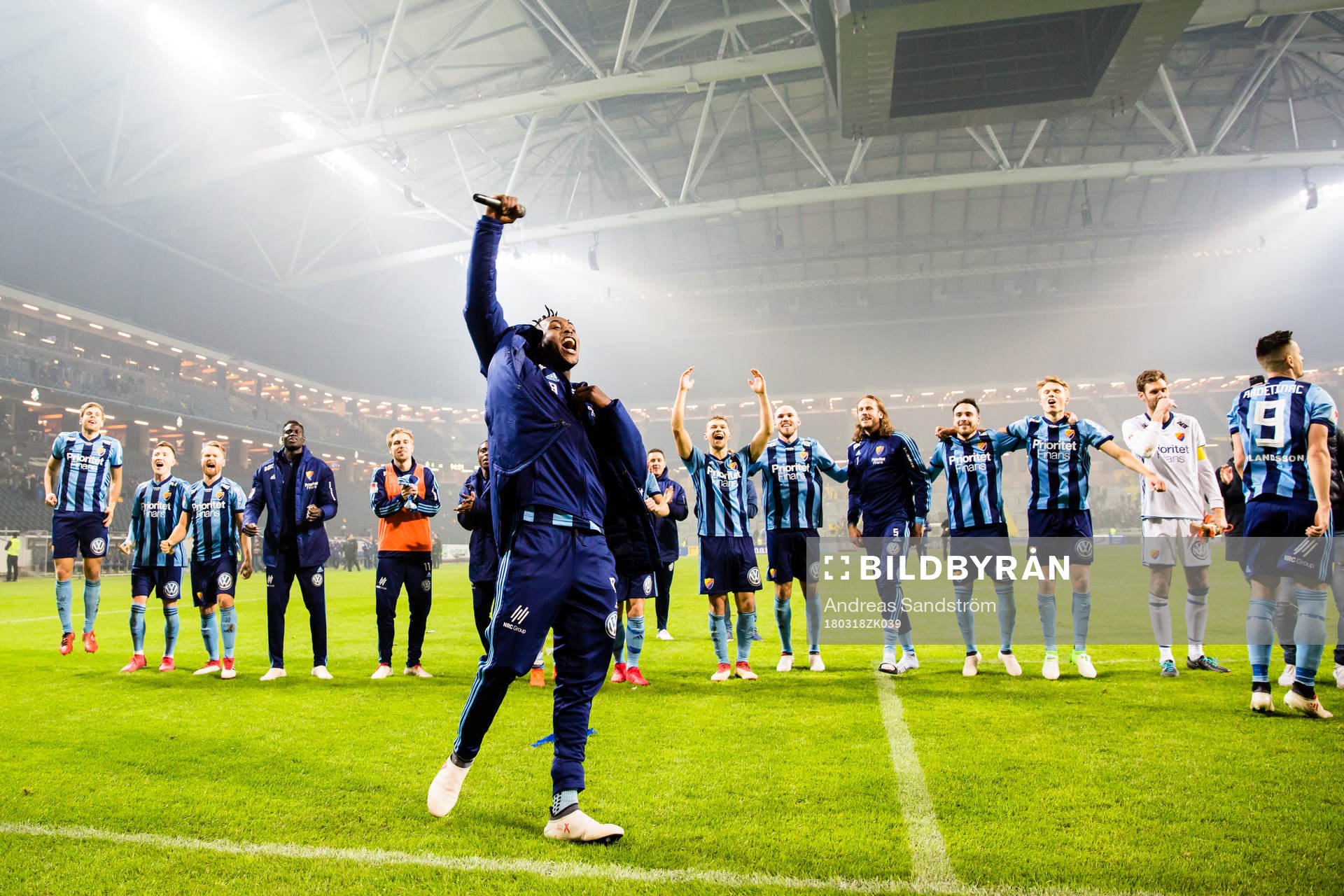 Djurgårdens Philana Tinotenda Kadewere sjunger en afrikansk sång med klacken efter segern i semifinalen i Svenska Cupen mellan AIK och Djurgården den 18 Mars 2018 i Stockholm.