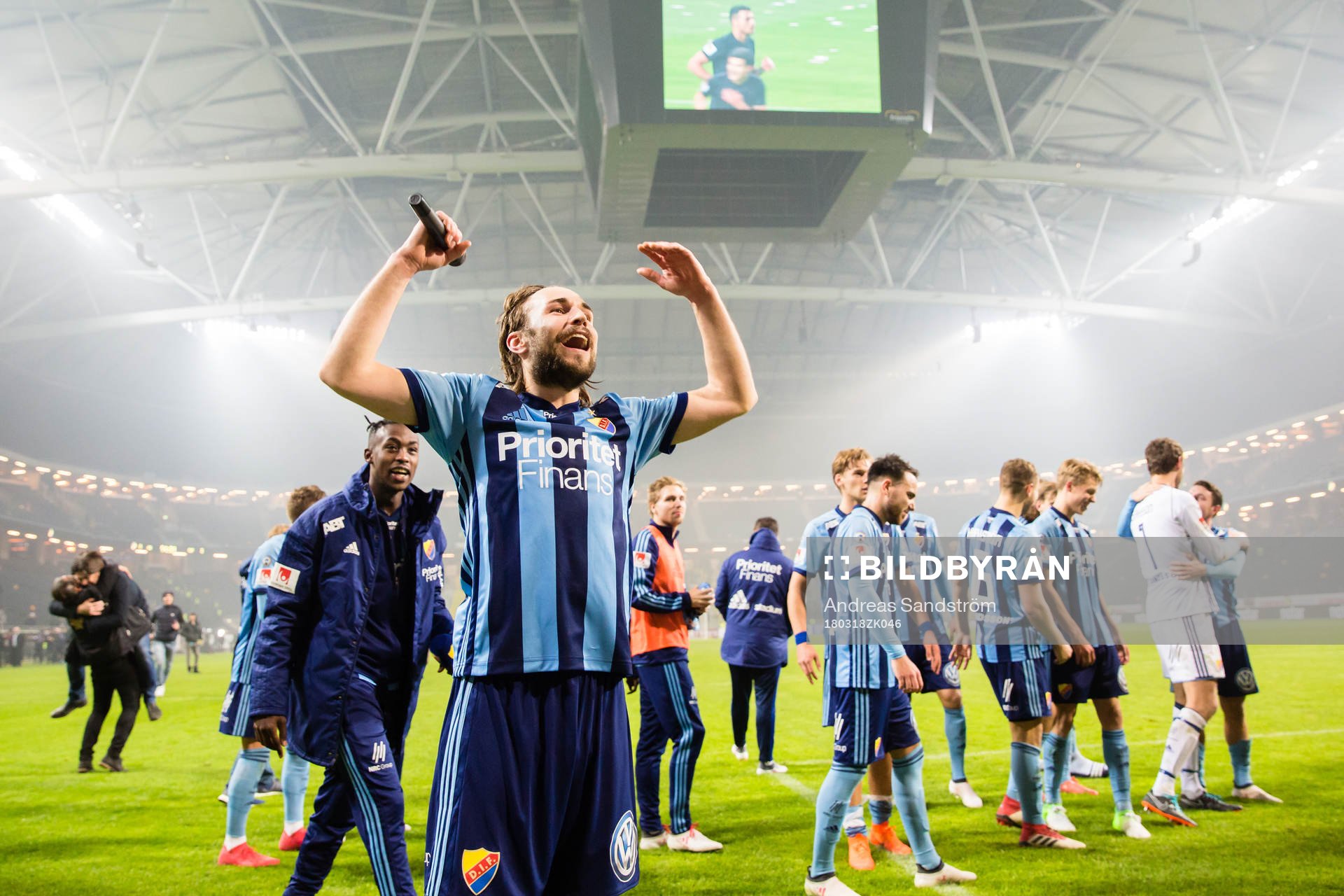 Djurgårdens Kevin Walker leder en sång med fansen