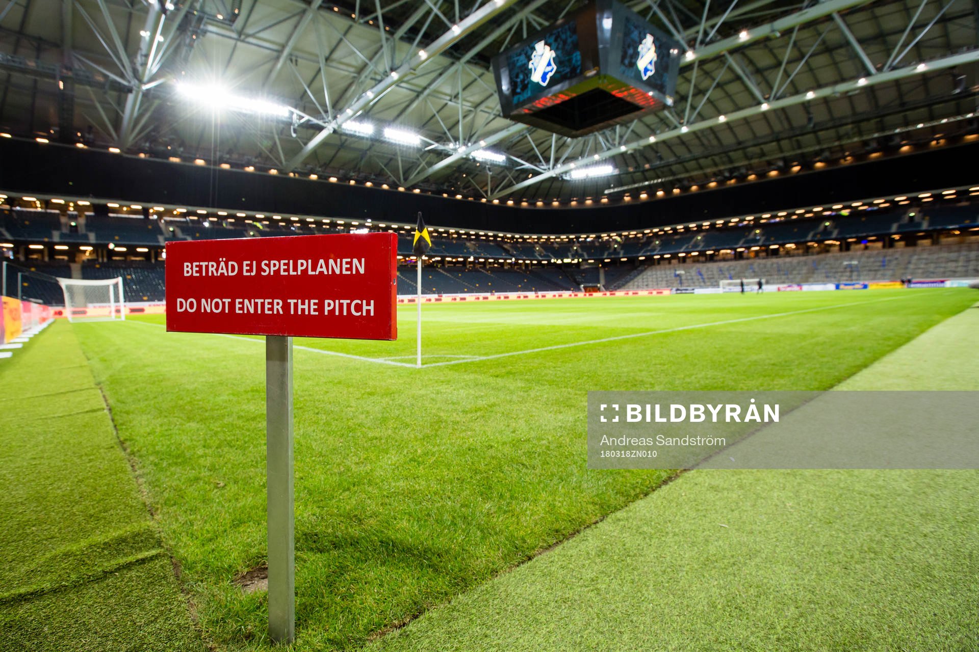 En förbudsskylt med texten  Beträd ej spelplanen 