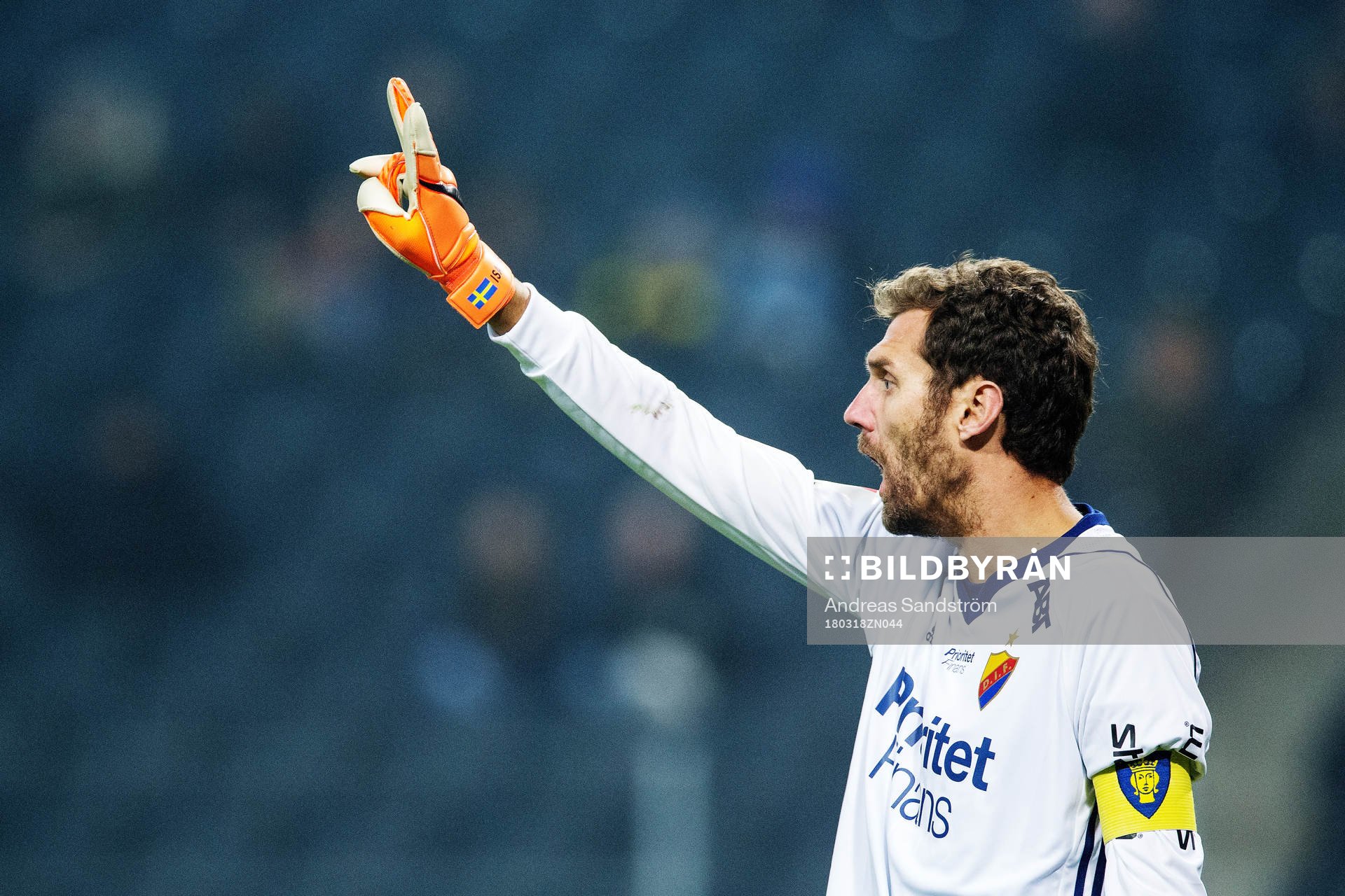 Djurgårdens målvakt Andreas Isaksson gestikulerar