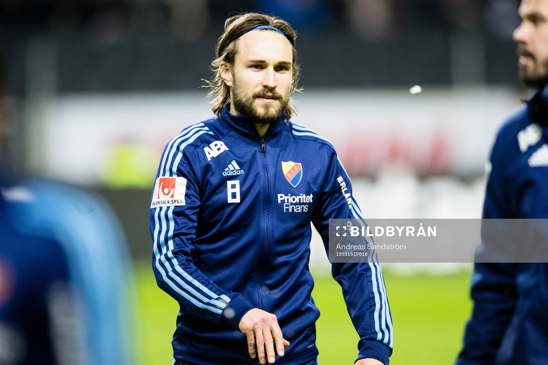 Djurgårdens Kevin Walker skojar och kastar ett tuggummi