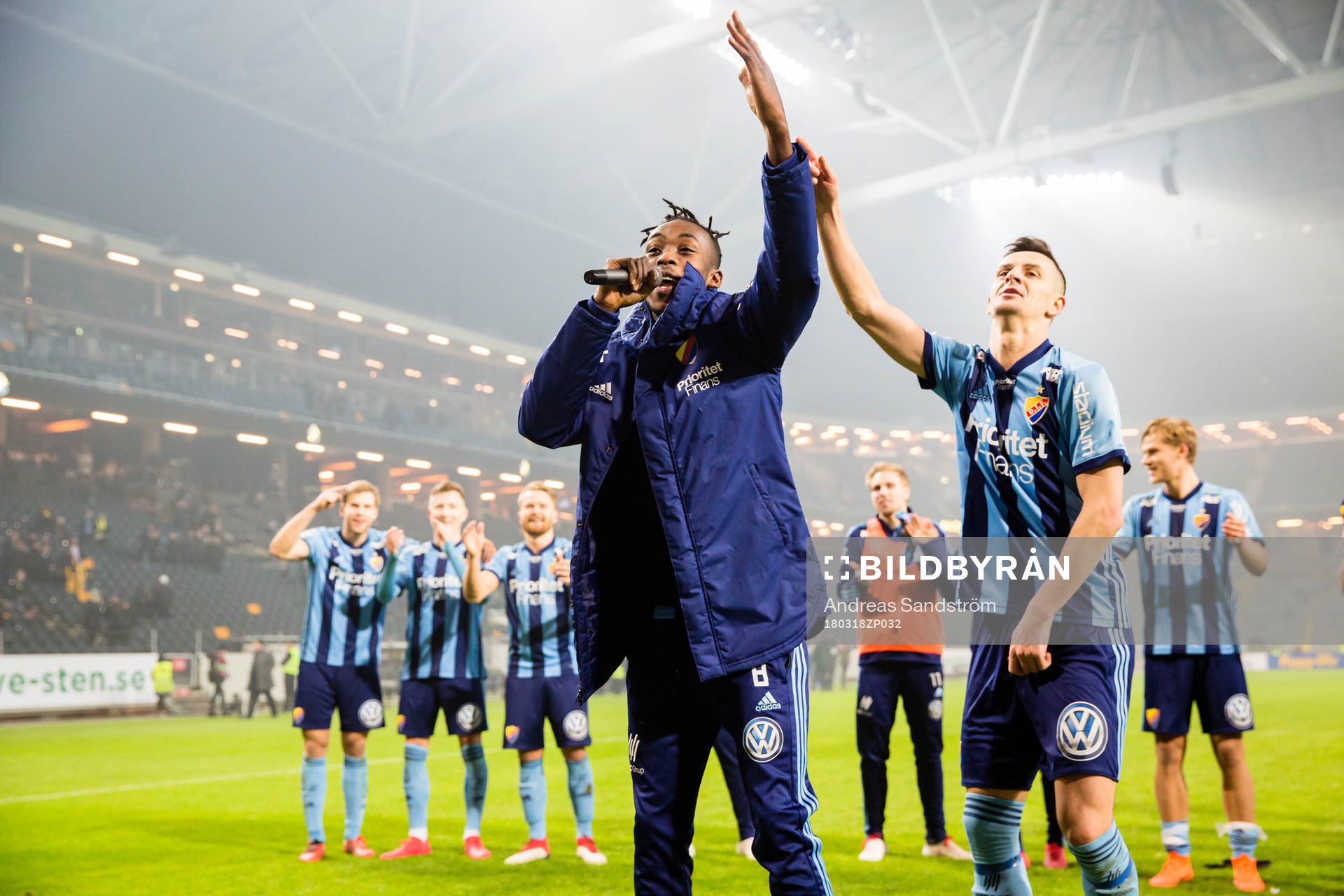 Djurgårdens Philana Tinotenda Kadewere sjunger en afrikansk sång med klacken efter segern i semifinalen i Svenska Cupen mellan AIK och Djurgården den 18 Mars 2018 i Stockholm. 