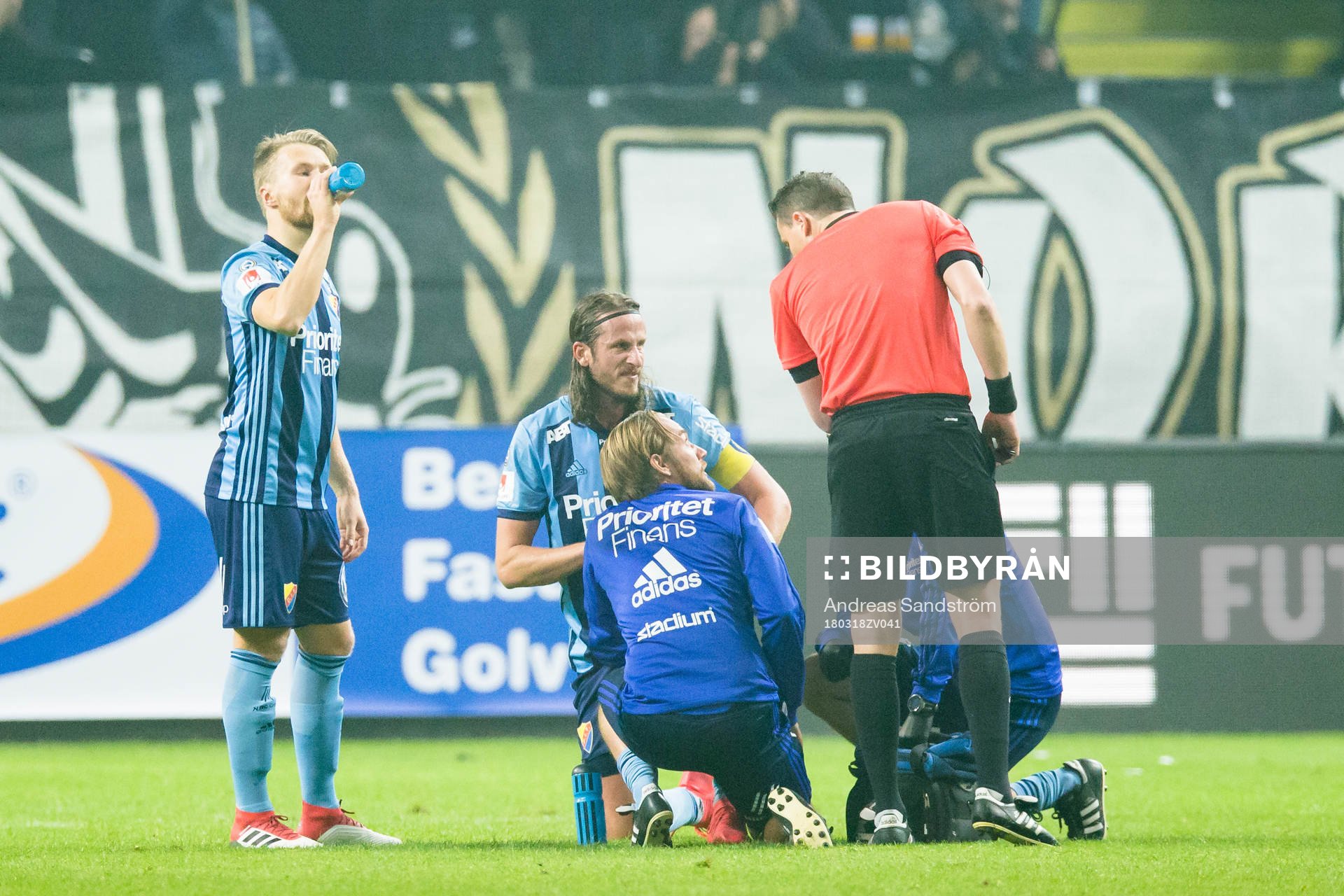 Djurgårdens Jonas Olsson skadar sig och tas om hand av