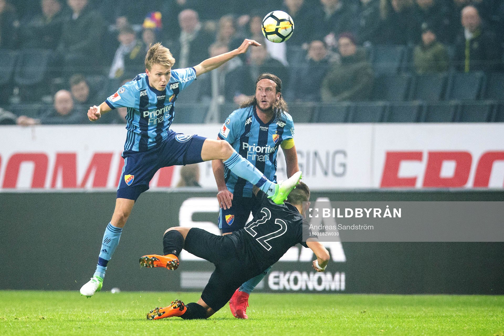 Djurgårdens Jonathan Augustinsson och Jonas Olsson samt AIK:s Nicolas Marcelo Stefanelli i kamp om bollen under semifinalen i Svenska Cupen mellan AIK och Djurgården den 18 Mars 2018 i Stockholm.