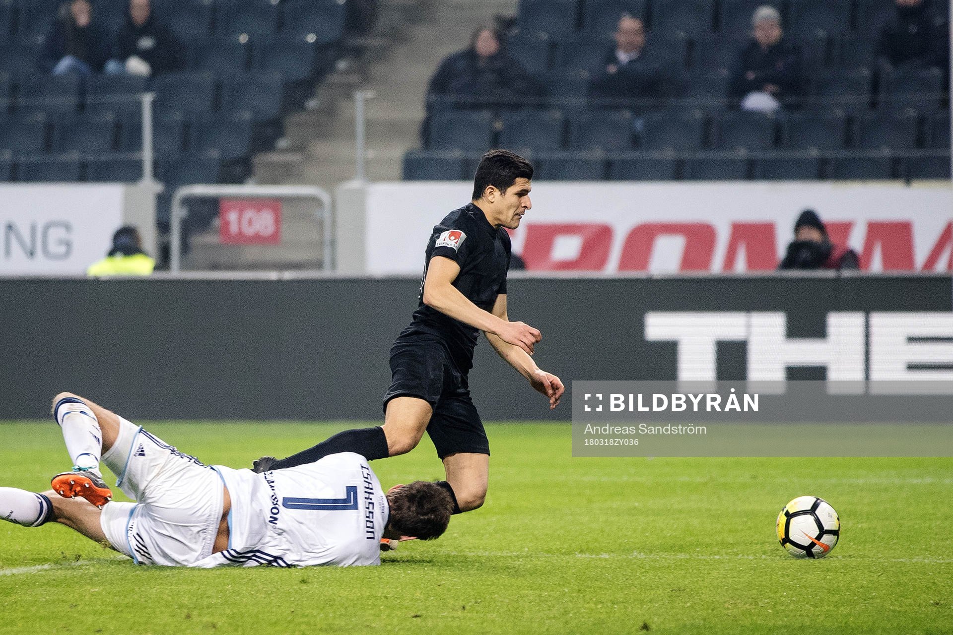 s Tarik Elyounoussi faller och får straff