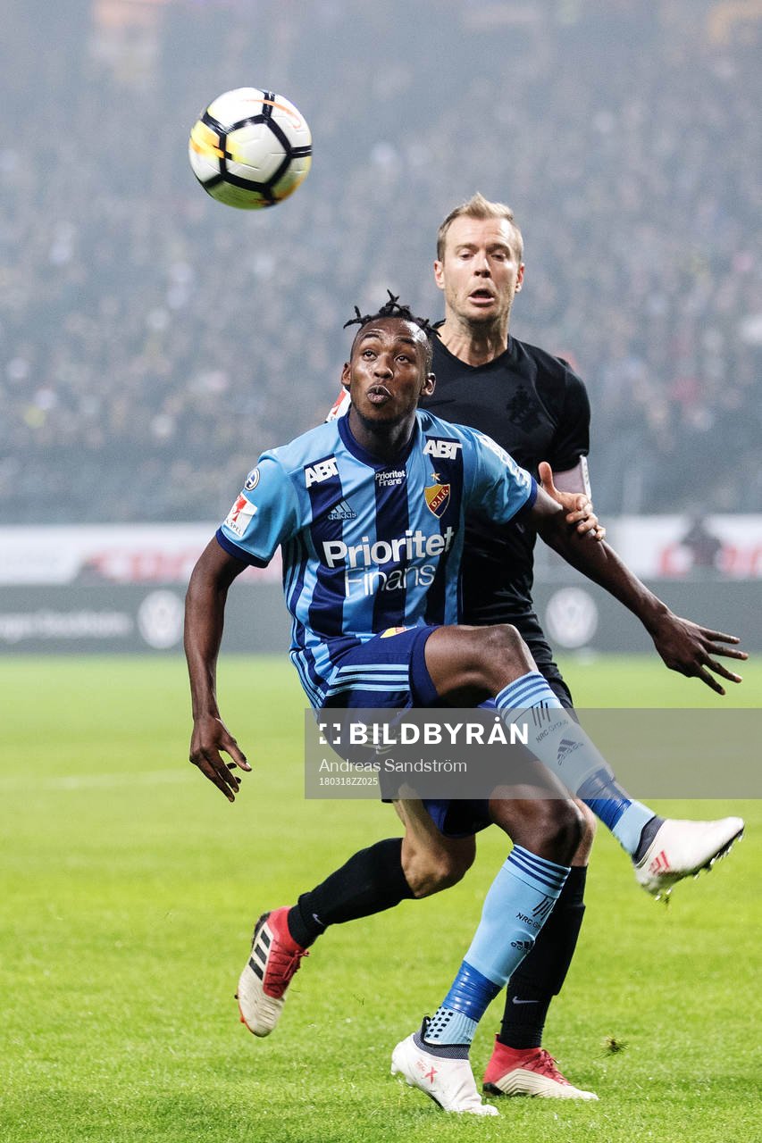 Djurgårdens Philana Tinotenda Kadewere i kamp om bollen med AIK:s Per Karlsson under semifinalen i Svenska Cupen mellan AIK och Djurgården den 18 Mars 2018 i Stockholm.