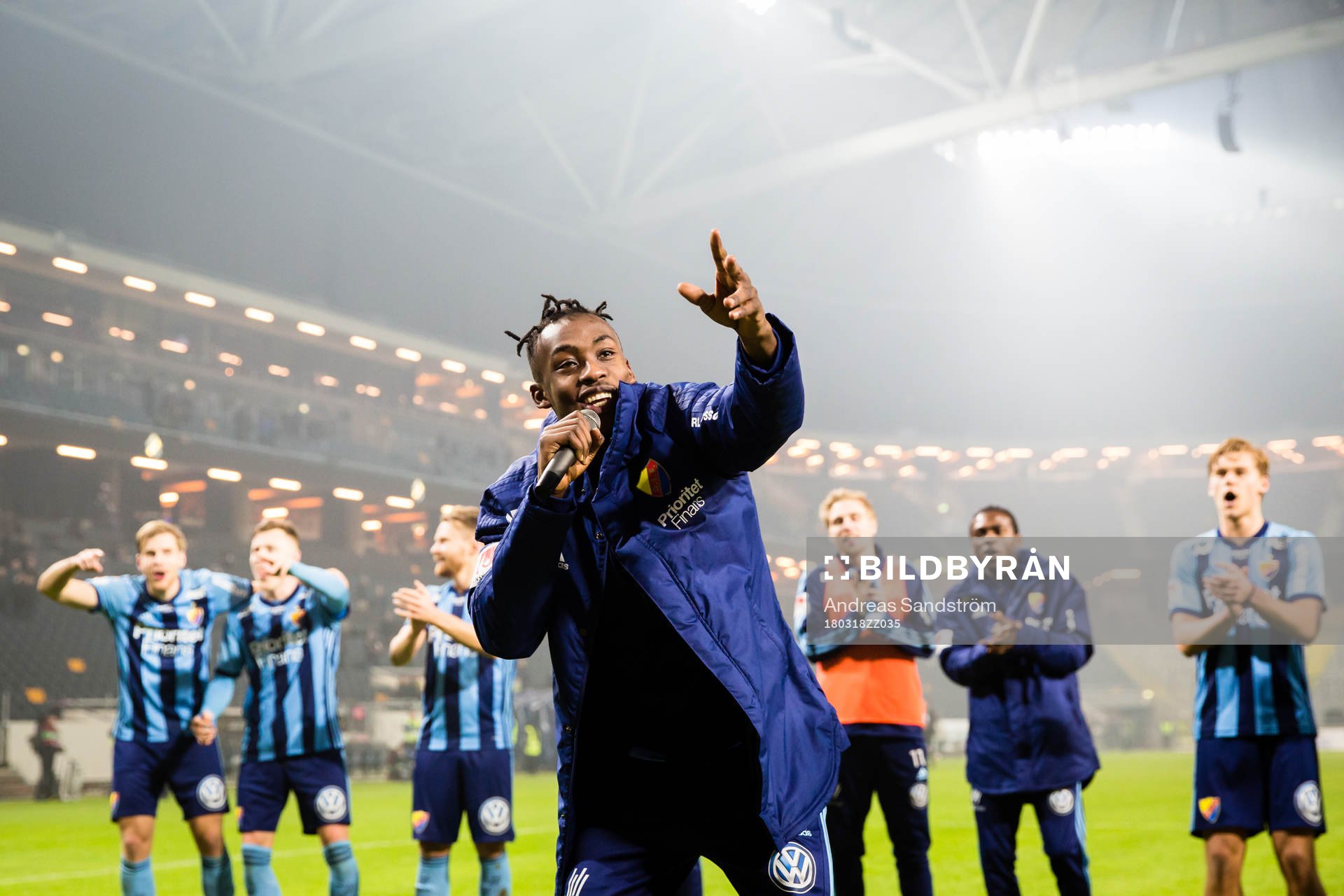 Djurgårdens Philana Tinotenda Kadewere sjunger en afrikansk sång med klacken efter segern i semifinalen i Svenska Cupen mellan AIK och Djurgården den 18 Mars 2018 i Stockholm.