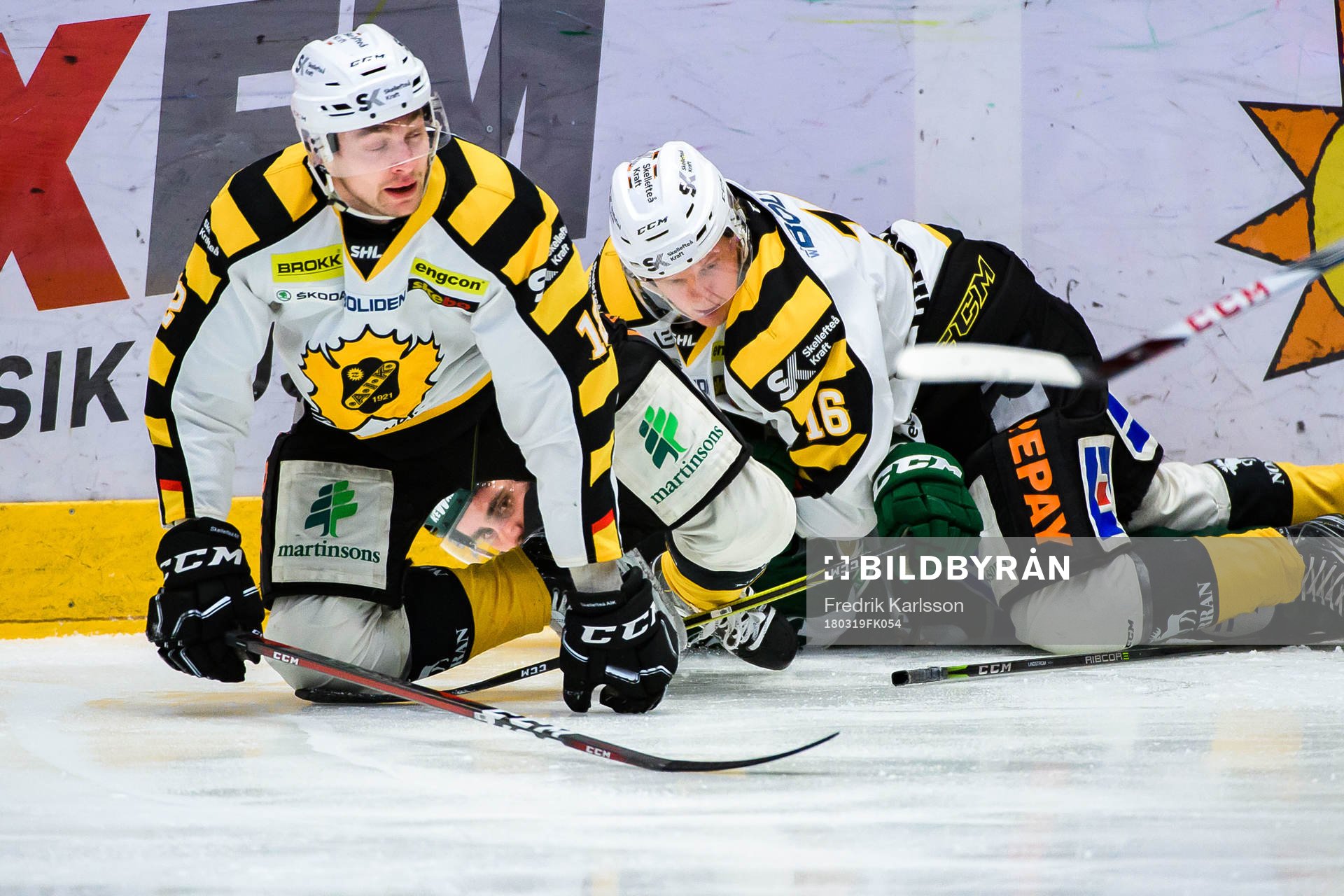 Skellefteås Adam Pettersson och Linus Lindström i en kamp
