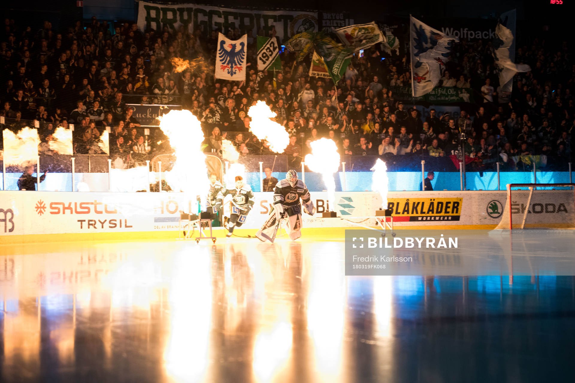 Färjestads målvakt Lars Haugen äntrar isen