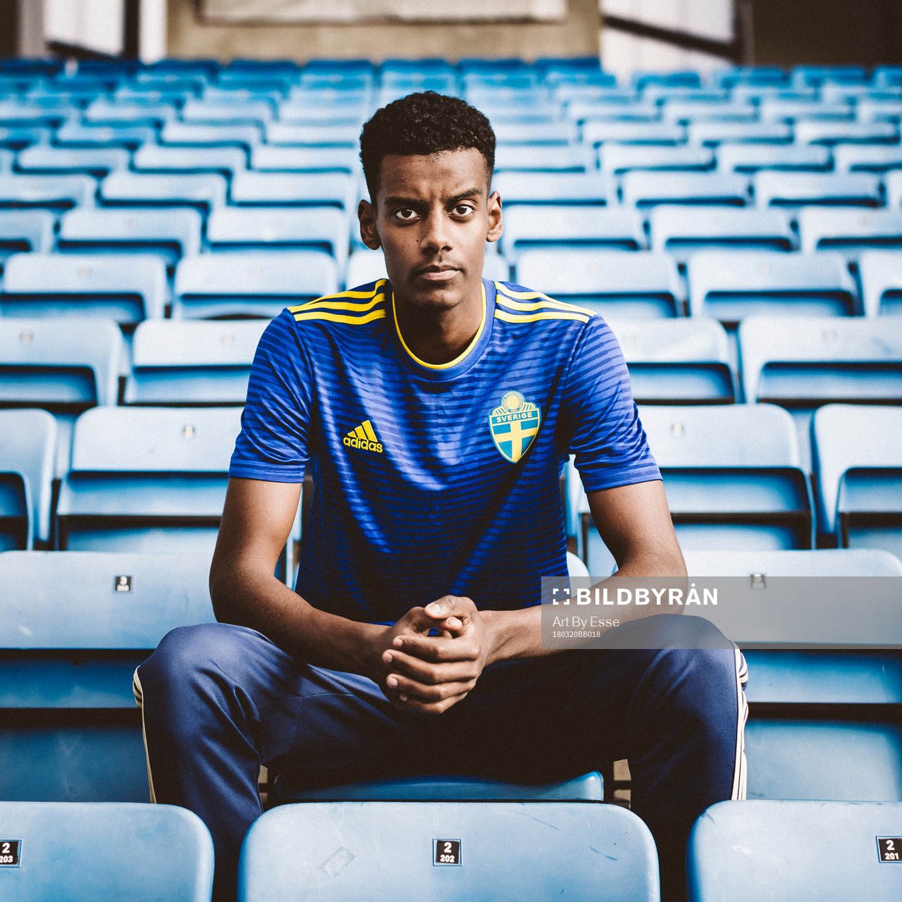 Alexander Isak visar upp svenska fotbollslandslagets nya