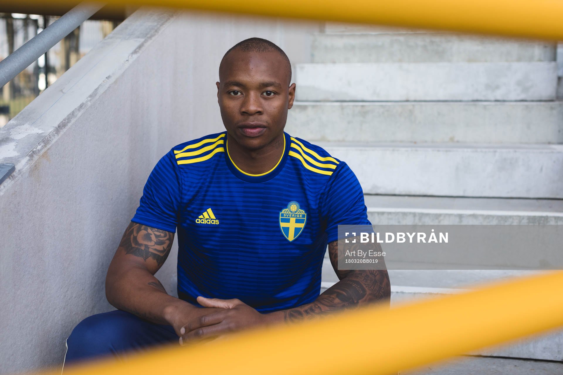 Carlos Strandberg visar upp svenska fotbollslandslagets nya