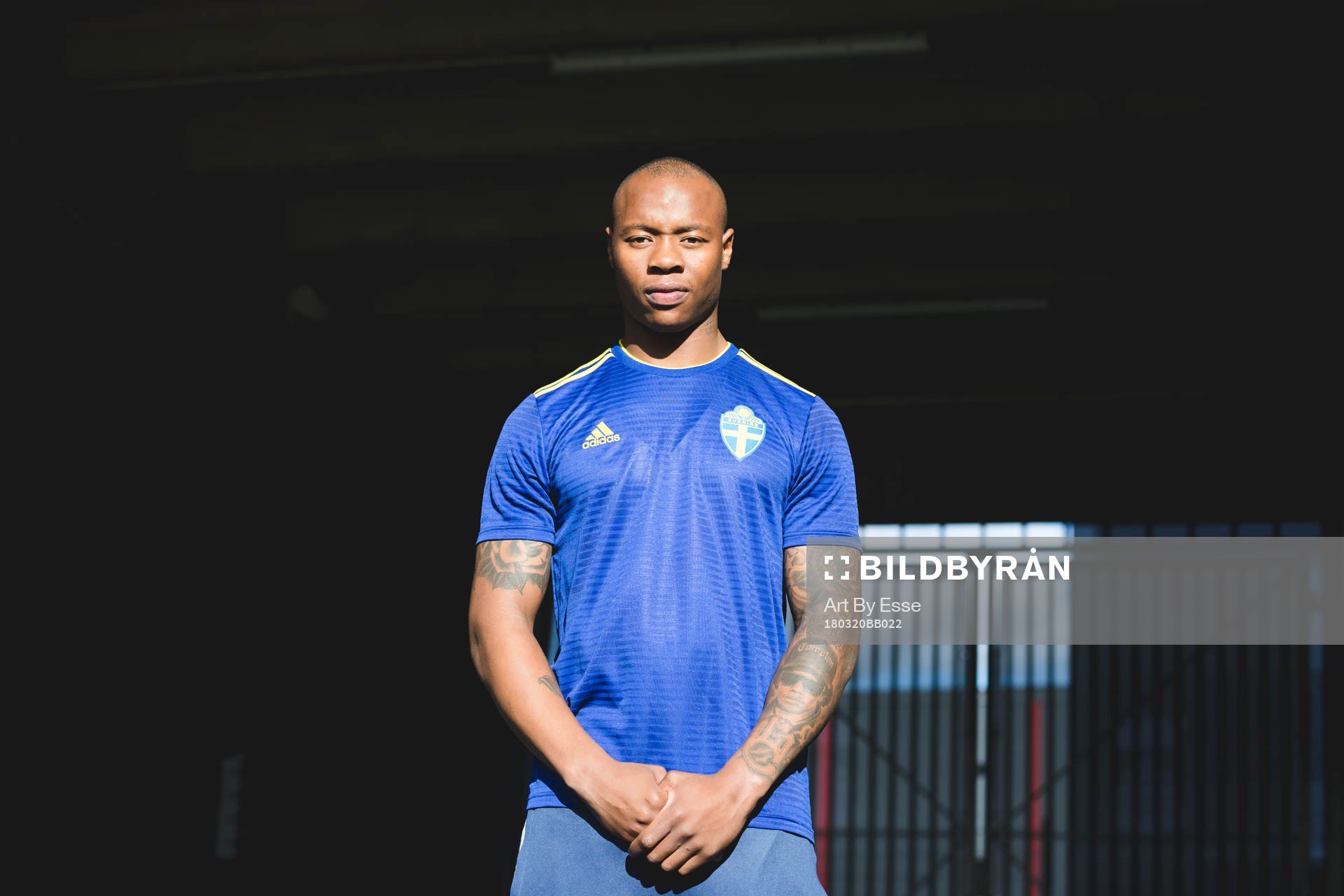 Carlos Strandberg visar upp svenska fotbollslandslagets nya