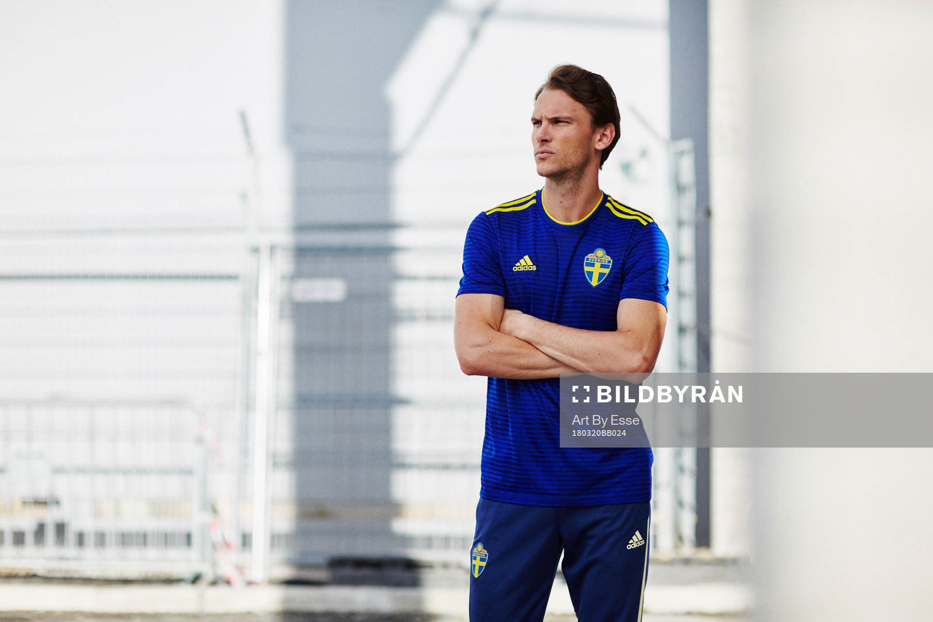 Albin Ekdal visar upp svenska fotbollslandslagets nya