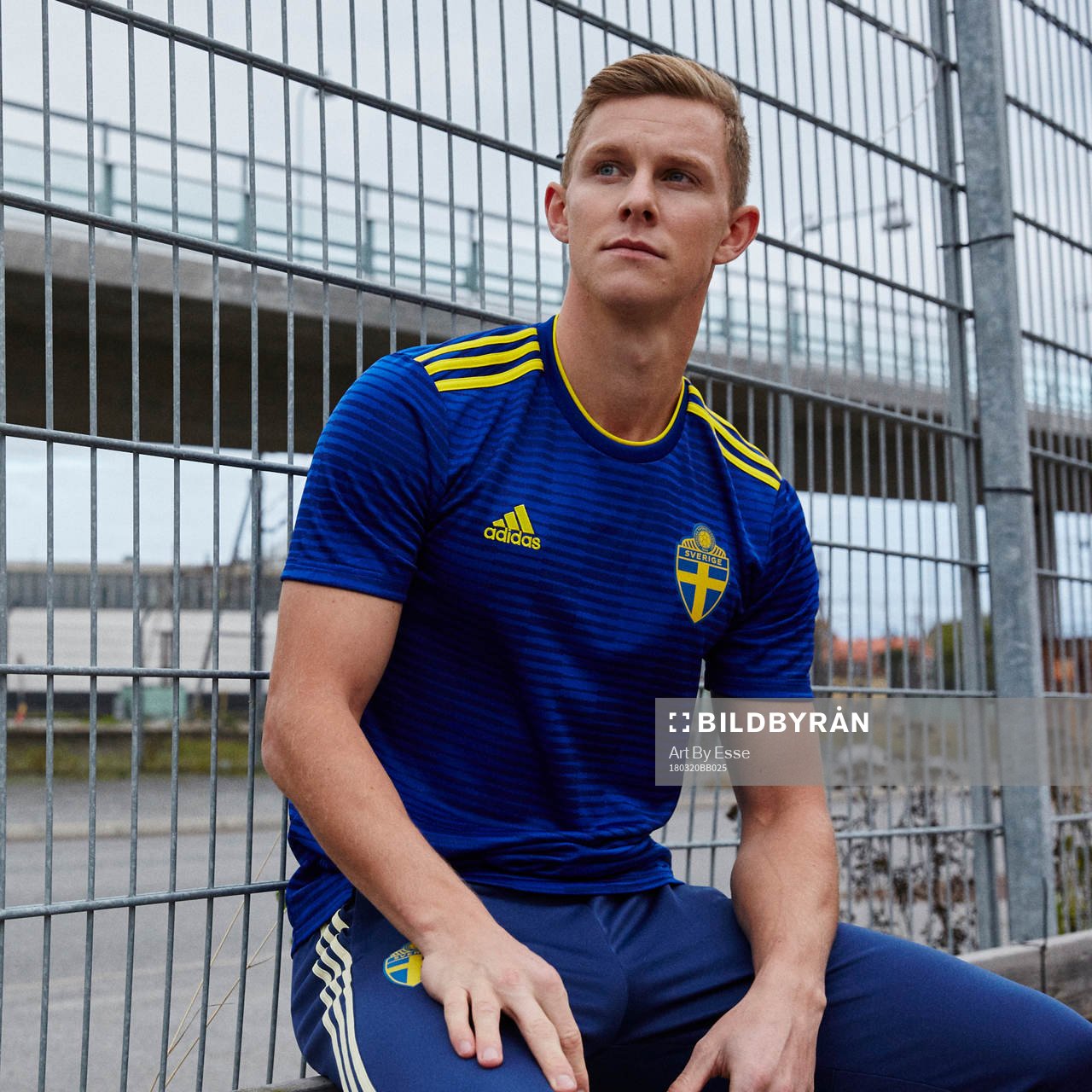 Emil Krafth visar upp svenska fotbollslandslagets nya
