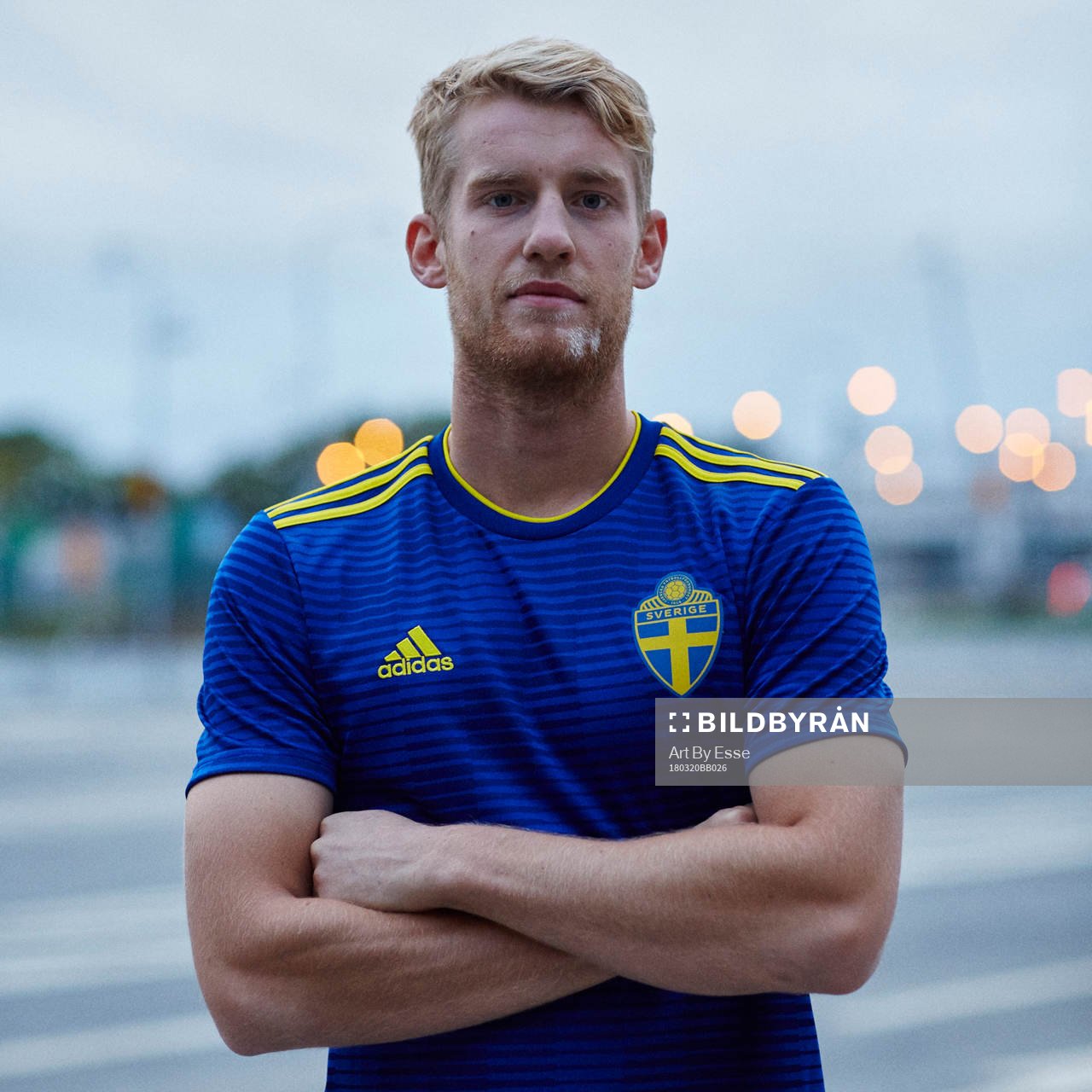 Filip Helander visar upp svenska fotbollslandslagets nya