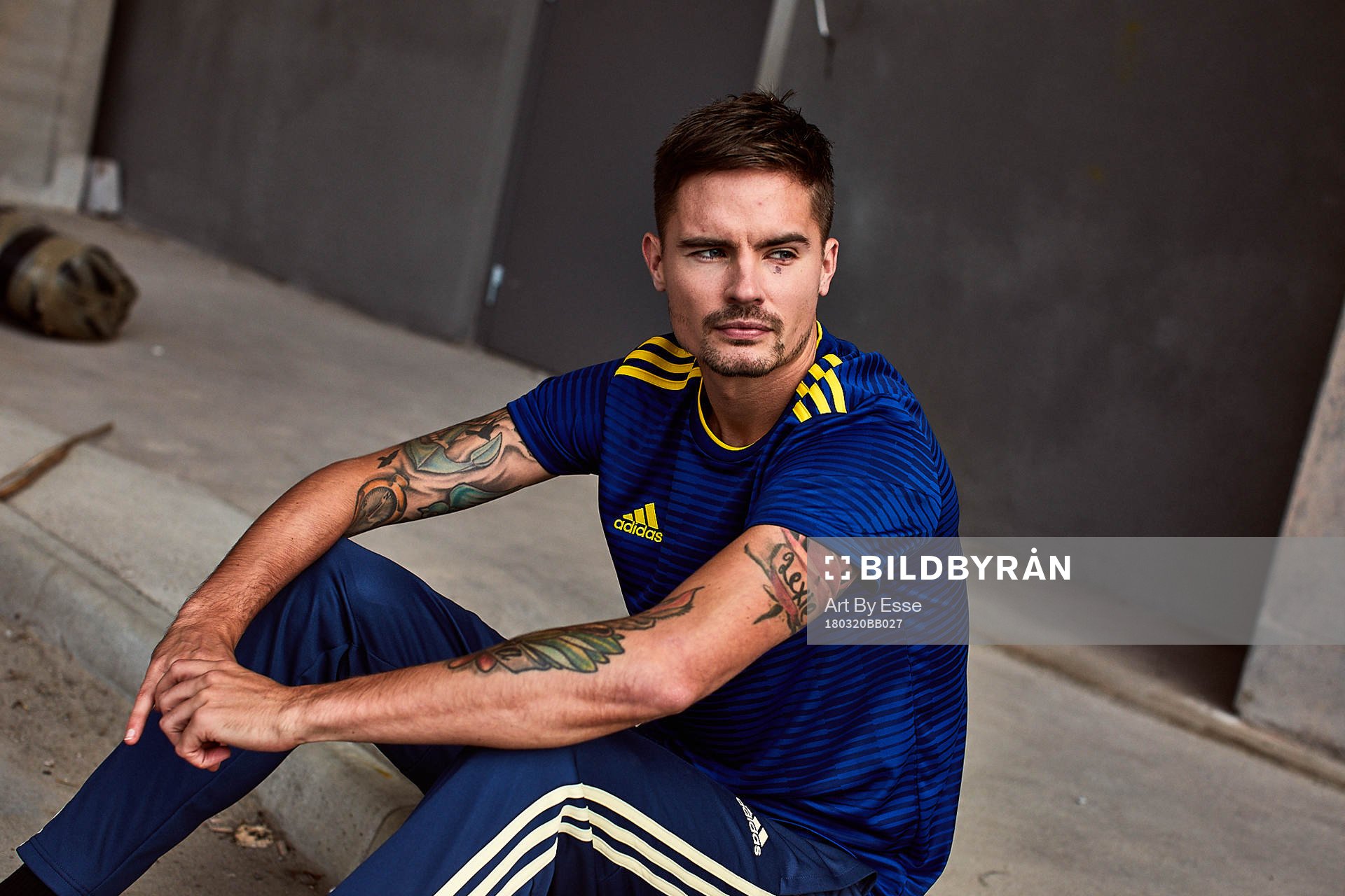Mikael Lustig visar upp svenska fotbollslandslagets nya