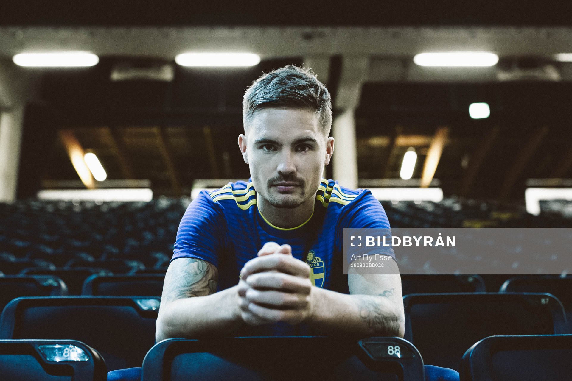Mikael Lustig visar upp svenska fotbollslandslagets nya