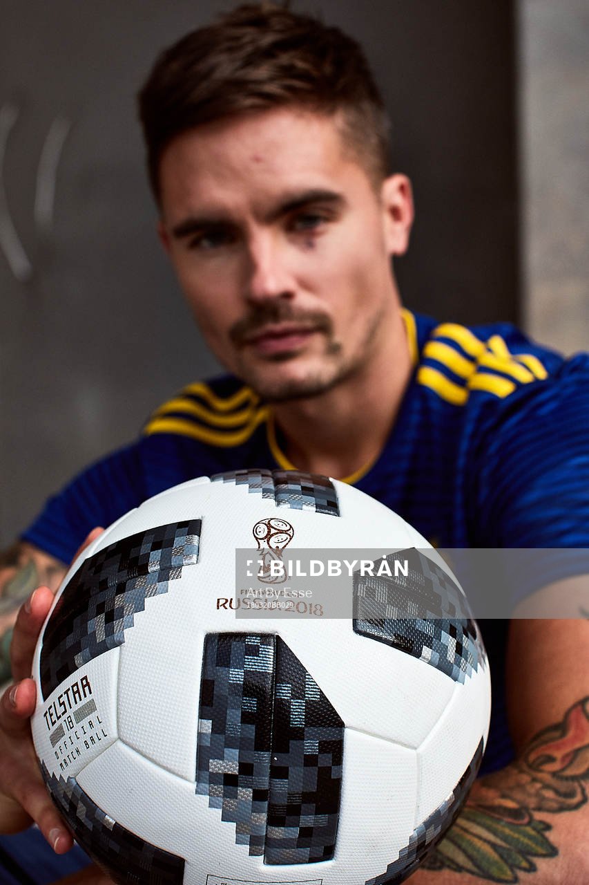 Mikael Lustig visar upp svenska fotbollslandslagets nya