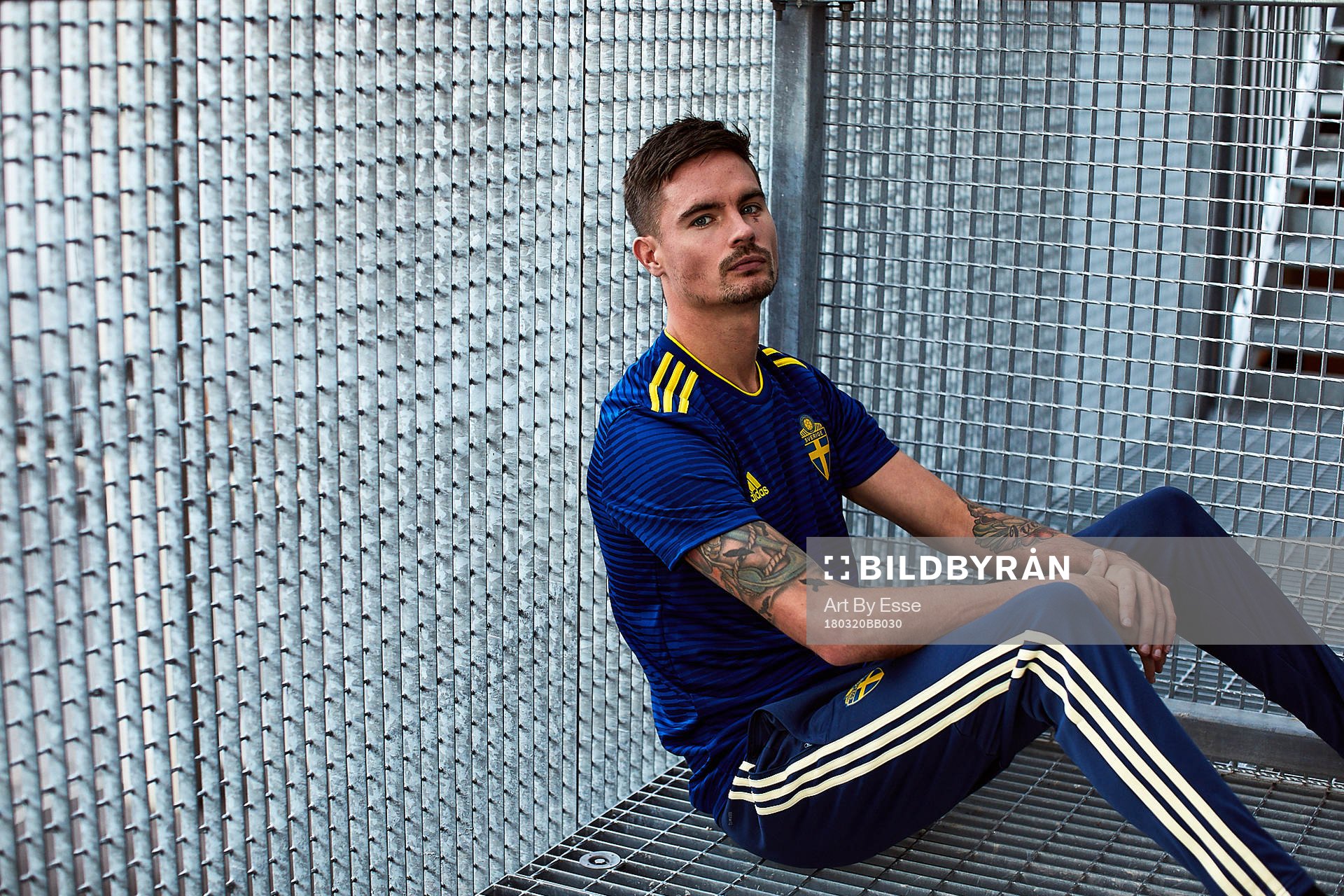 Mikael Lustig visar upp svenska fotbollslandslagets nya