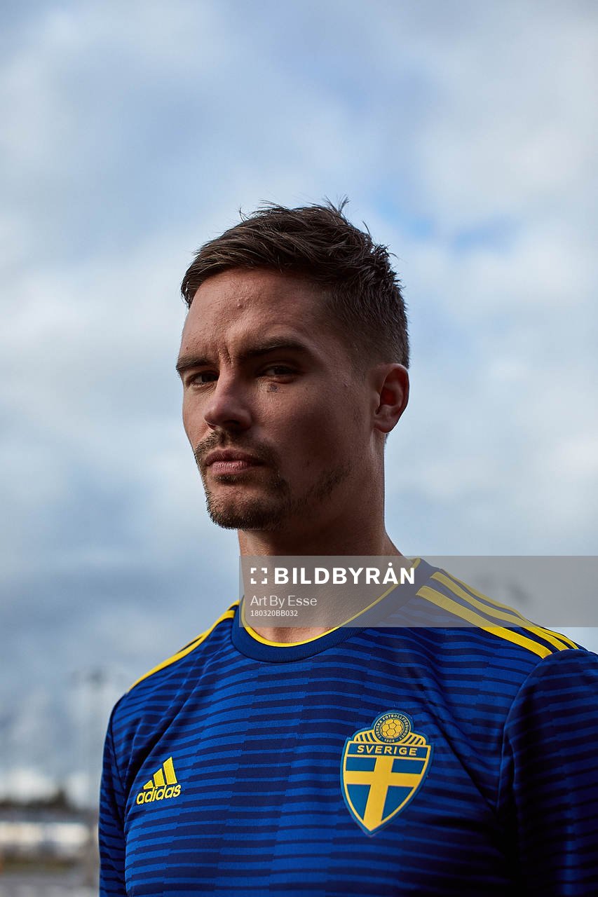 Mikael Lustig visar upp svenska fotbollslandslagets nya