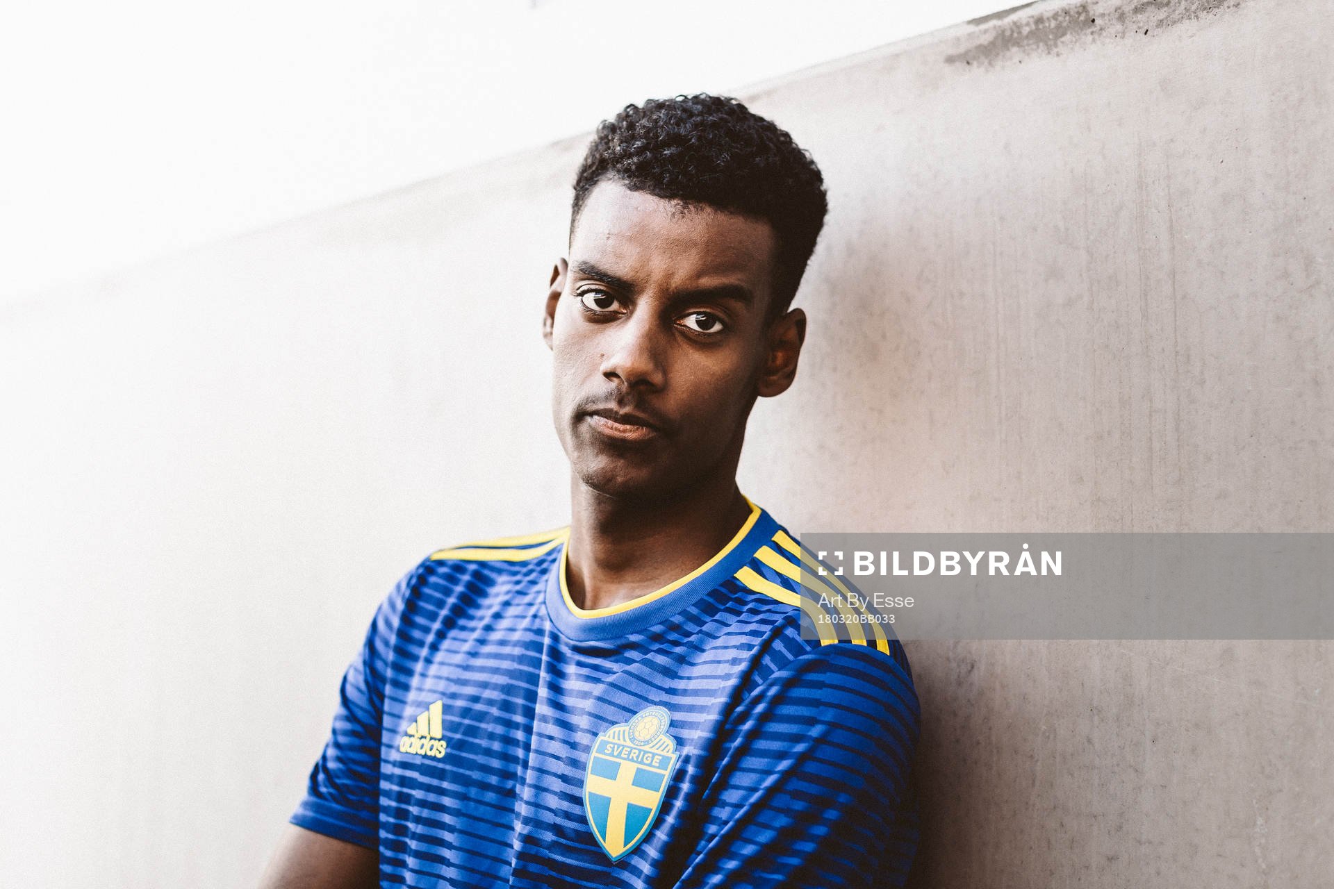 Alexander Isak visar upp svenska fotbollslandslagets nya