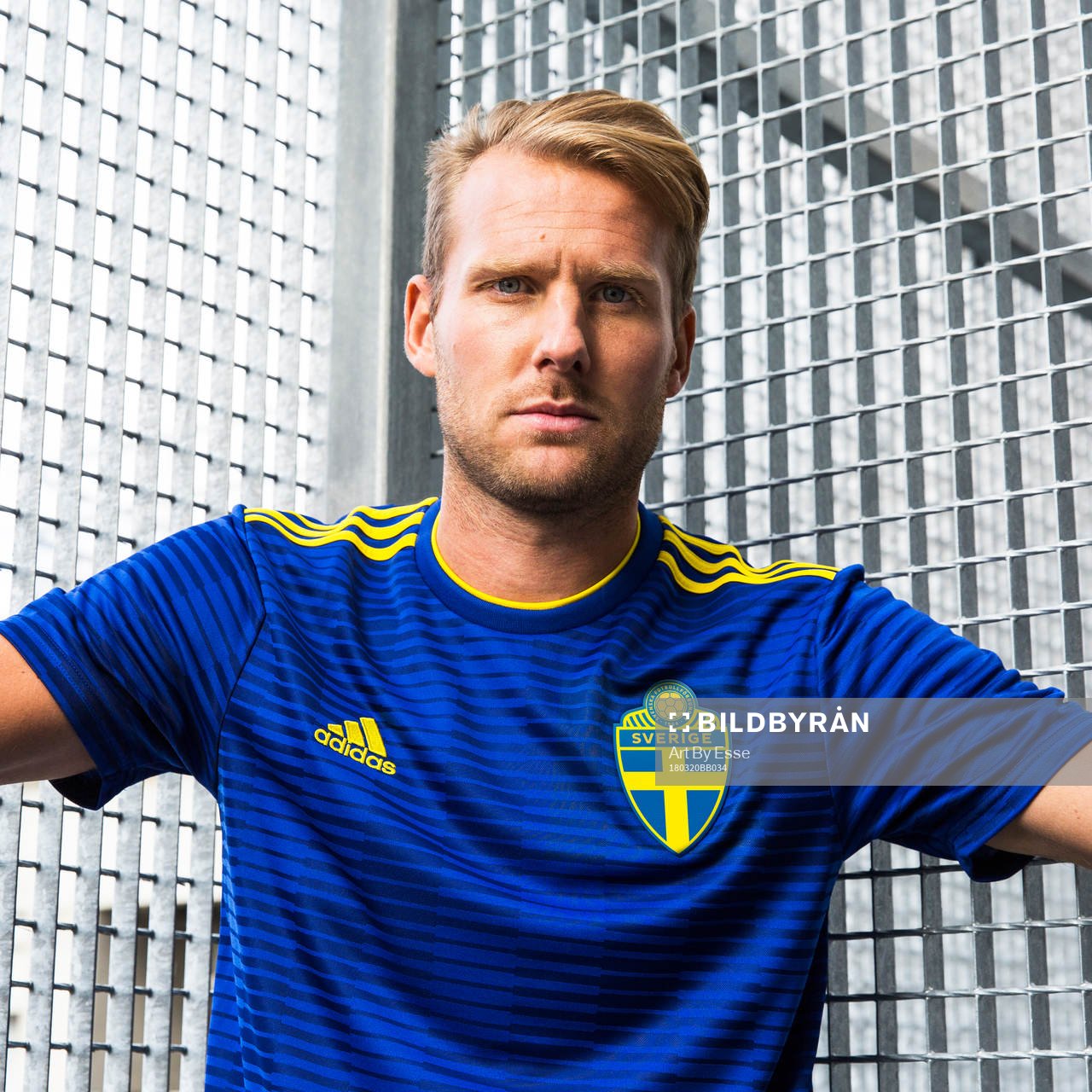 Ola Toivonen visar upp svenska fotbollslandslagets nya