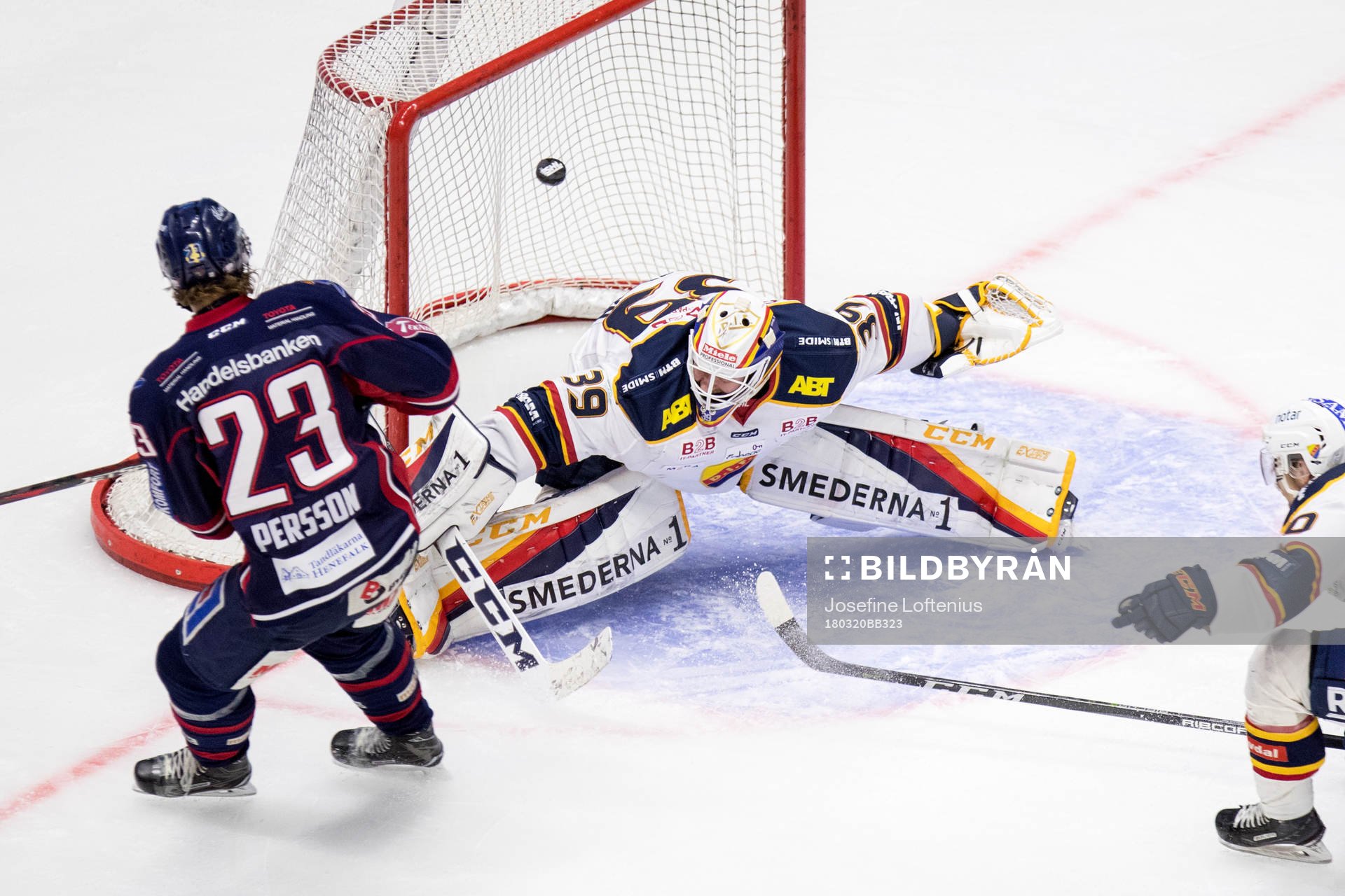 Linköpings Niklas Persson skjuter i ribban bakom