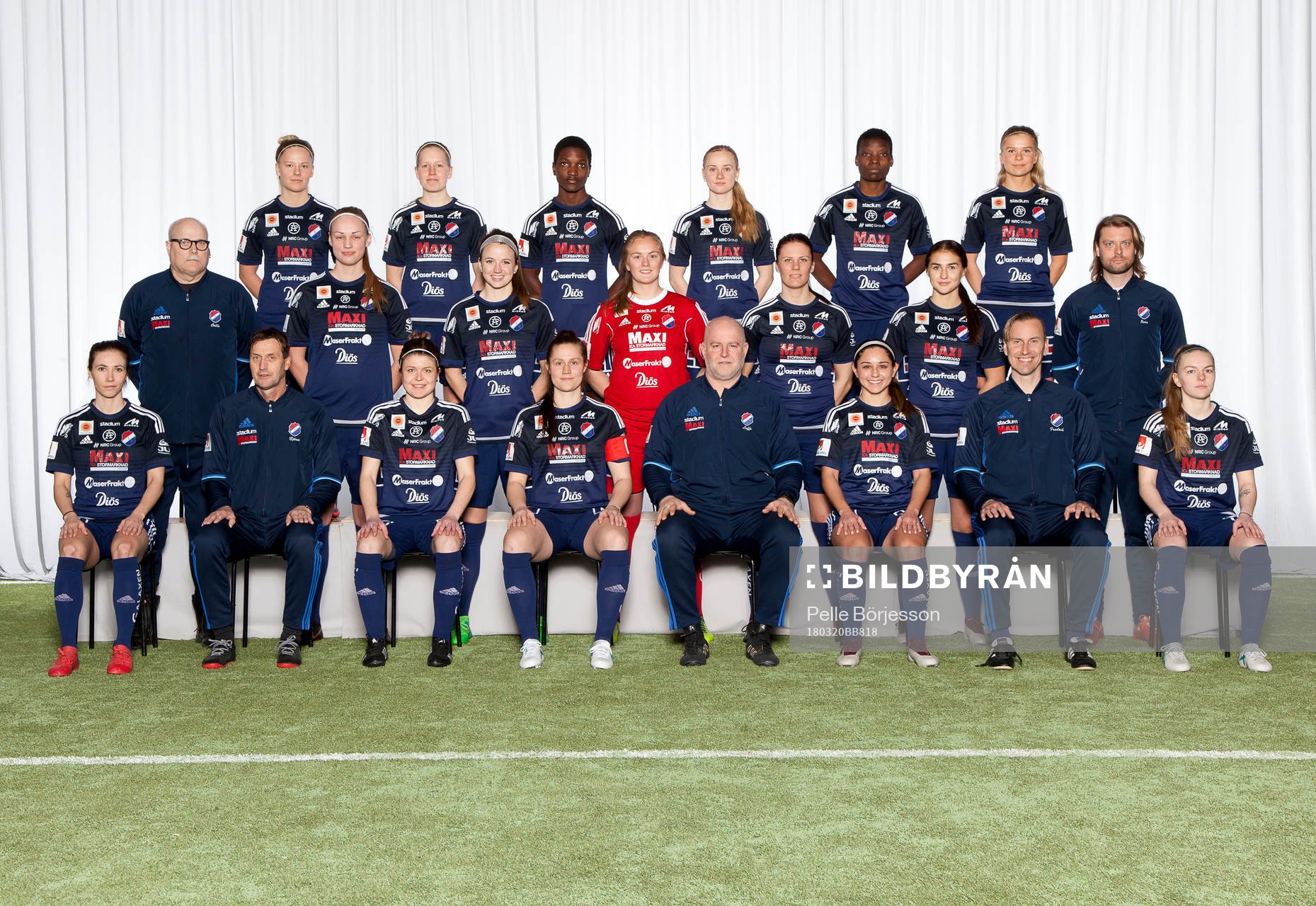 Kvarnsveden poserar för en lagbild den 20 mars 2018 i Borlänge. Bakre ledet från vänster: Lovisa Lennartsson, Beatrice Gärds, Temwa Chawinga, Jenny Stadin, Sabina Thom, Karin Winka. Mittenledet från vänster: massör Calle Scherling, Wilma Andersson, Chestley Ashley, Jenny Wahlén, Marie Salander, Lova Lundin, assisterande tränare Jens Lindström. Sittande från vänster: Agnes Dahlström, huvudtränare Björn Lindén, Michaela Hermansson, Denise Sundberg, målvaktstränare Leif Fjägerås, Jessica Nakae, huvudtränare Fredrik Bengtsson, Johanna Axfeldt.