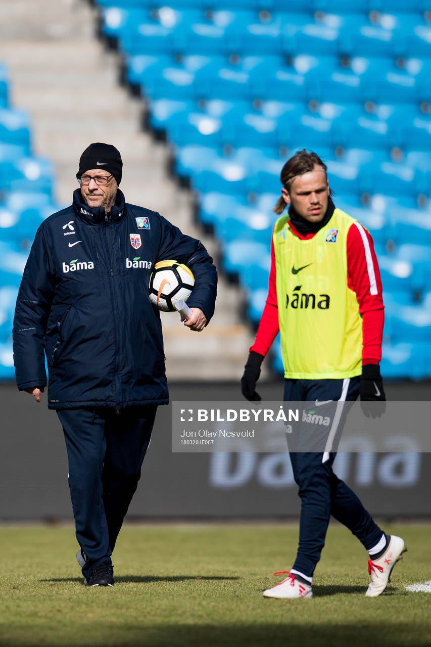 Lars Lagerbäck, head coach of Norway, and Iver Fossum of