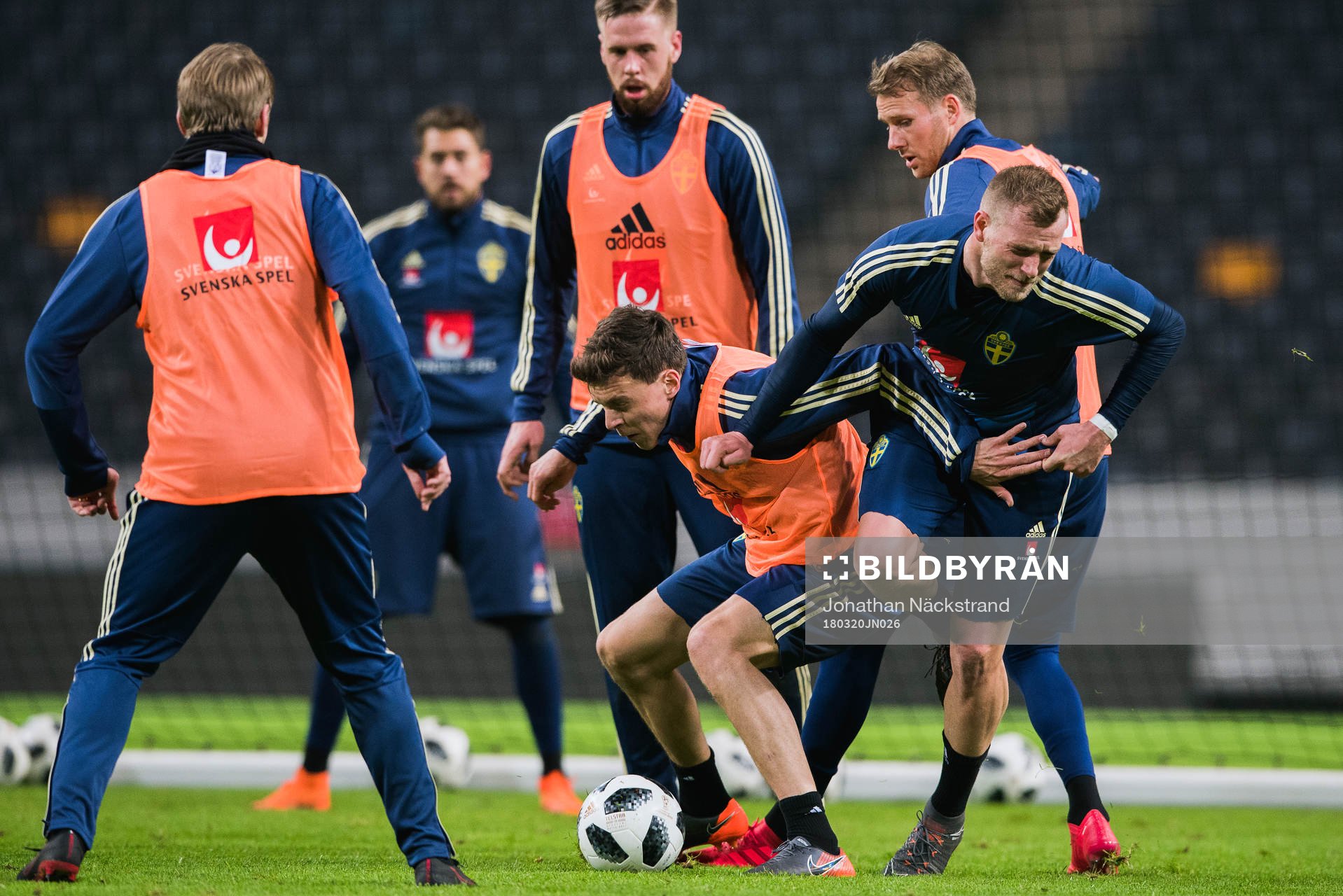 Sveriges John Guidetti i kamp om bollen med Victor Nilsson