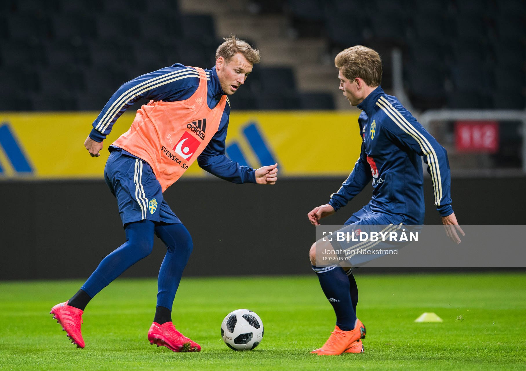 Sveriges Ola Toivonen och Alexander Fransson under Sveriges fotbollslandslags träning den 20 mars 2018 i Stockholm.