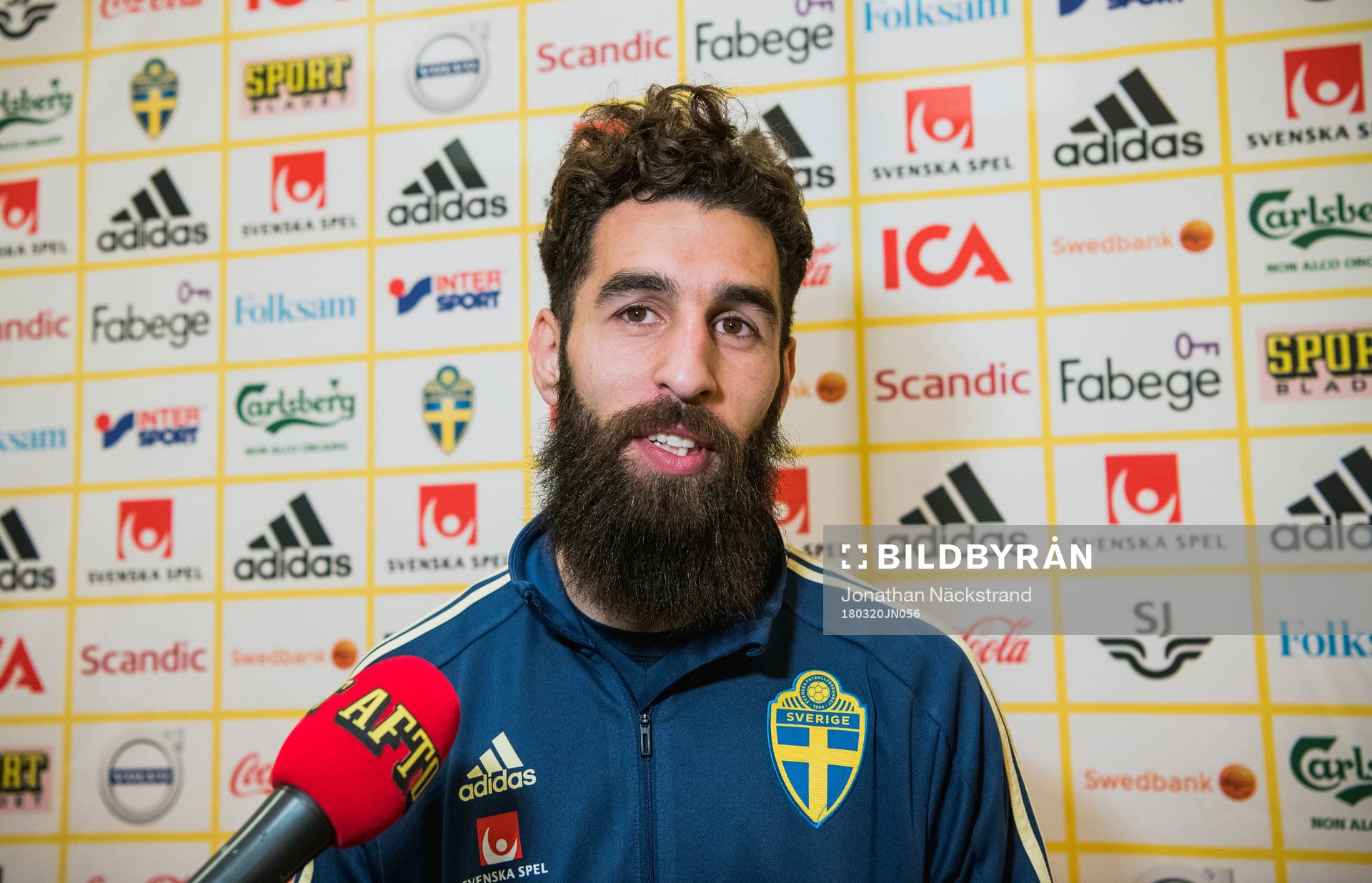 Sveriges Jimmy Durmaz intervjuas av media i mixed zone efter en träning med Sveriges fotbollslandslag den 20 mars 2018 i Stockholm.