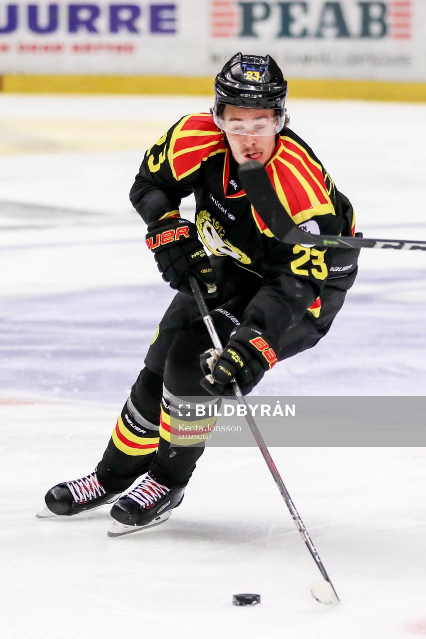 Brynäs Lucas Carlsson träffas av Växjös Daniel Rahimi