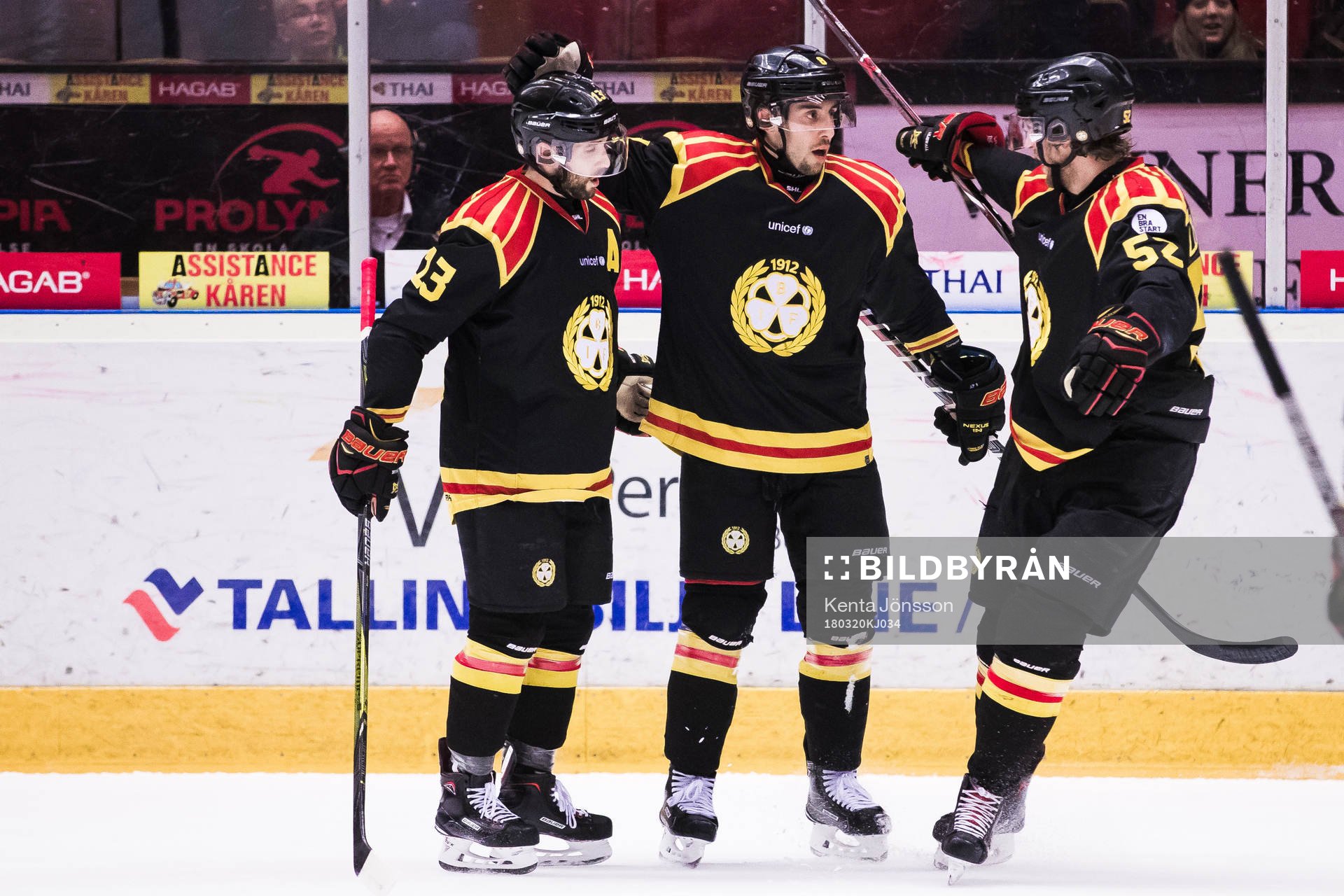 Brynäs Aaron Palushaj (m) jublar med Ryan Gunderson (v)