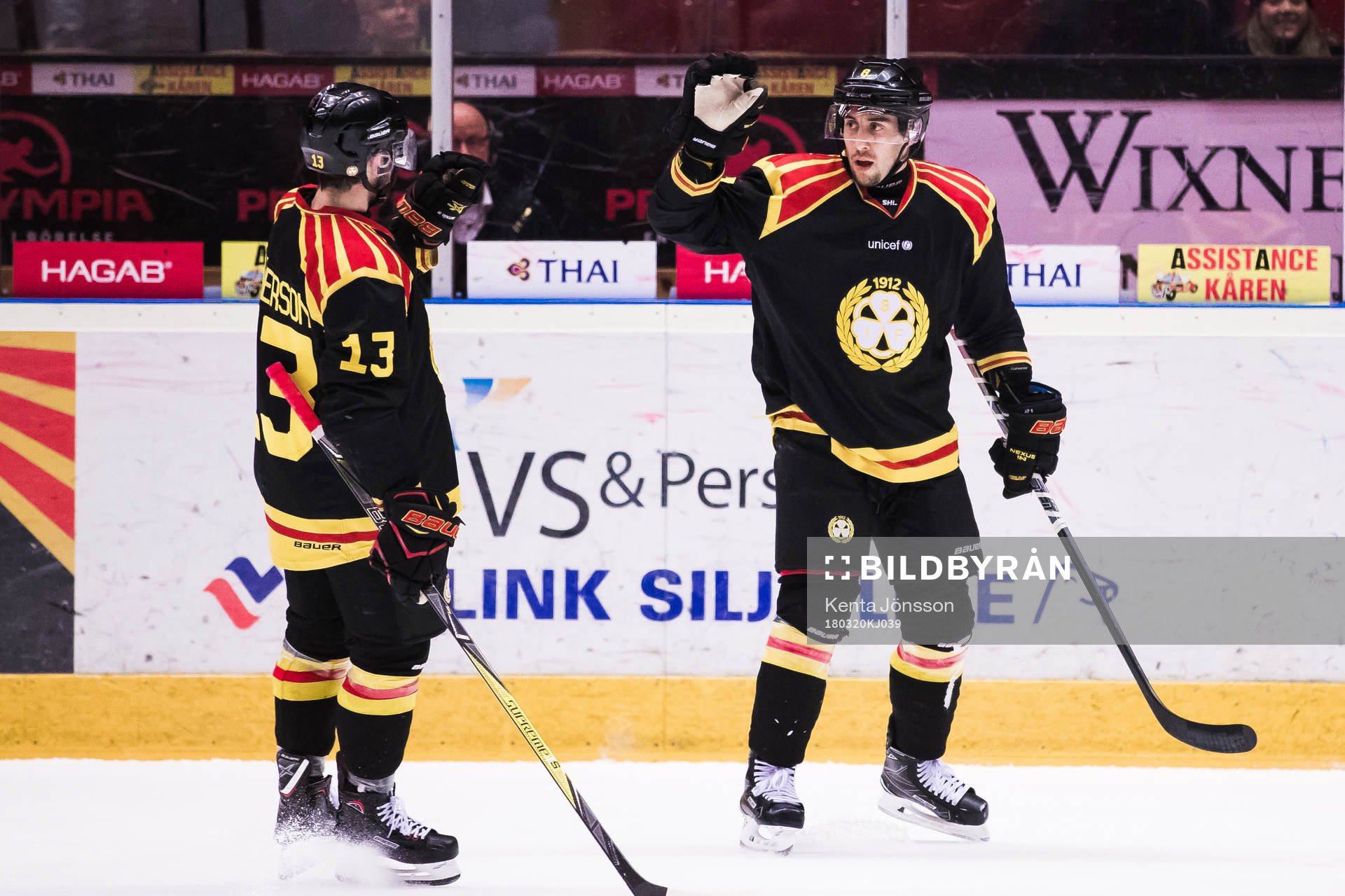 Brynäs Aaron Palushaj jublar med Ryan Gunderson